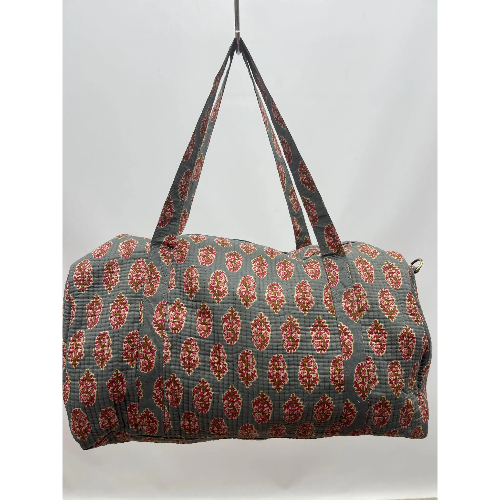 Bolsa de viaje con estampado floral de color gris y flores de color rosa chicle  con tallos teja 26x50x23 cm – Ideal para universidad, viajes y tendencia 2026