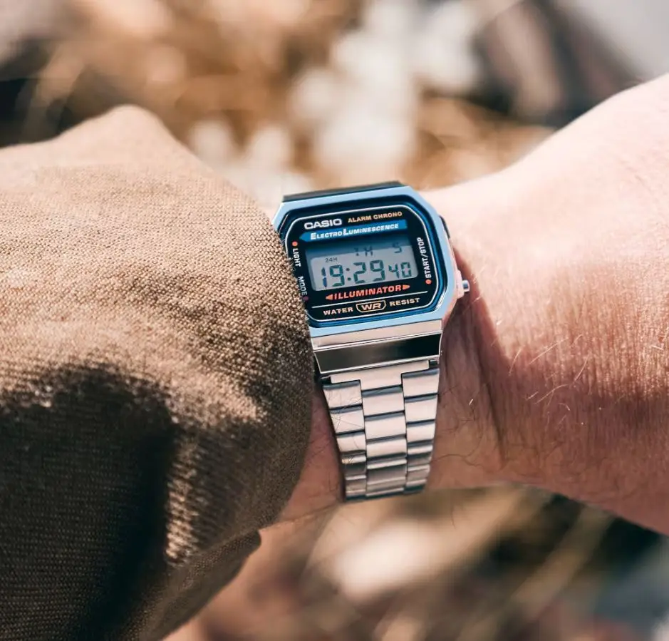 Casio vintage a168wa-1 watch with self-adjusting strap - elegant and retro unisex design
