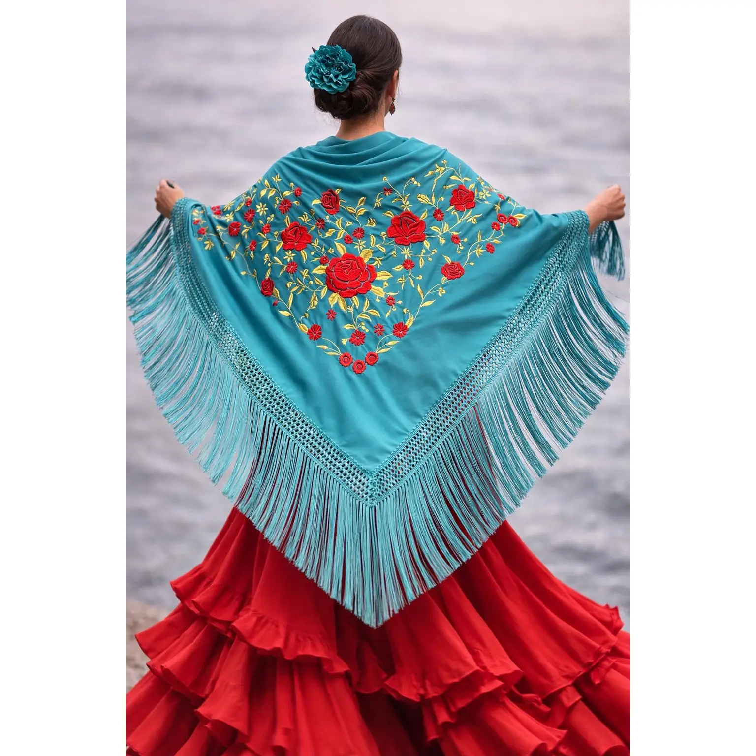 Mantón grande de color turquesa con los bordados rojo y dorado de flores medida200cm X90cm de ancho
