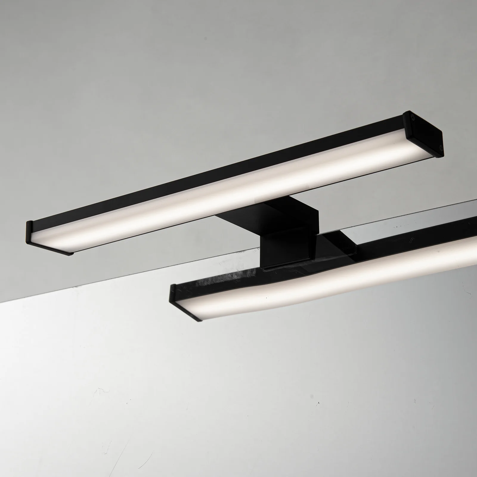 ALPINALUZ LED Wall Lamp 8W 30cm for Bathroom, available in matte black or chrome, features a modern aluminum design, IP44 protection, and neutral white light (4000K) for mirrors and furniture.