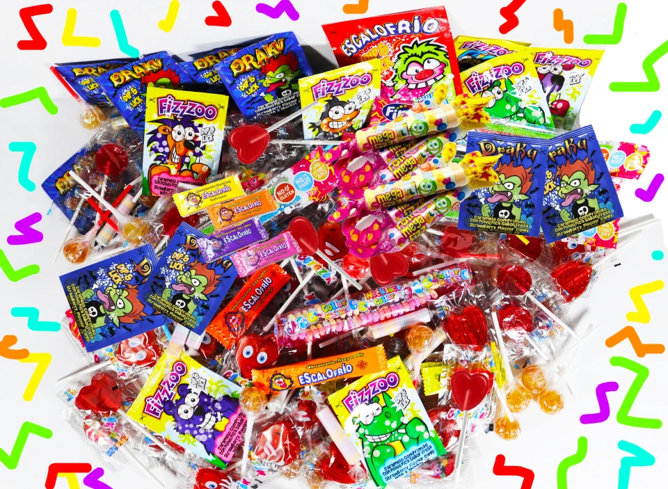 Large cube with more than 200 sweets without WikiMark allergens. For birthday, Hallowen, Christmas or Piñatas. Gluten free and milk free. Suitable for everyone. 1,5Kg of candies and sweets.