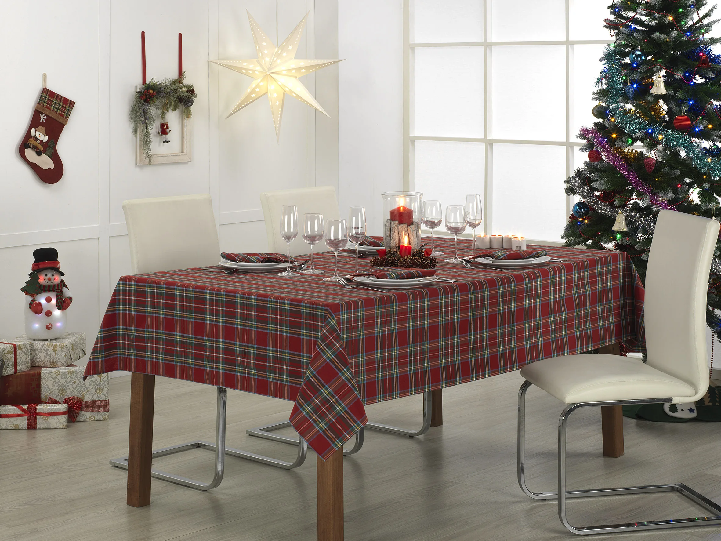 LAN & LAN-Rectangular Christmas tablecloth with Plaid, washable and Combinable with Scottish napkins.