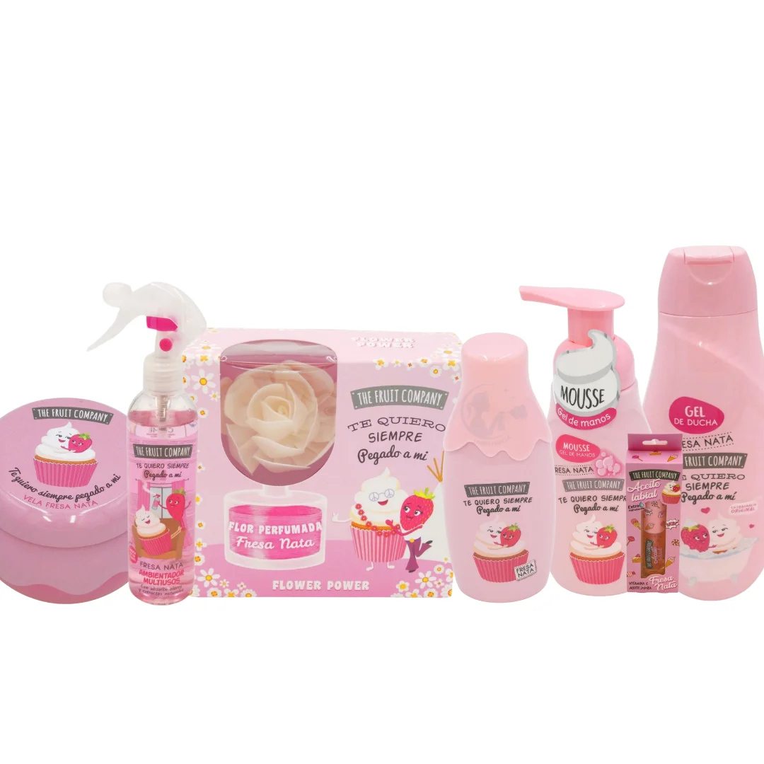 Pack The Fruit Company – Set Completo de 7 Productos Fresa y Nata en Súper Oferta: Aceite Labial, Ambientador, Mousse Jabón de Manos, Eau de Toilette, Vela Aromática y Gel de Ducha. Aromas Suaves y Dulces, Perfecto para Regalar. Limpia y Brilla
