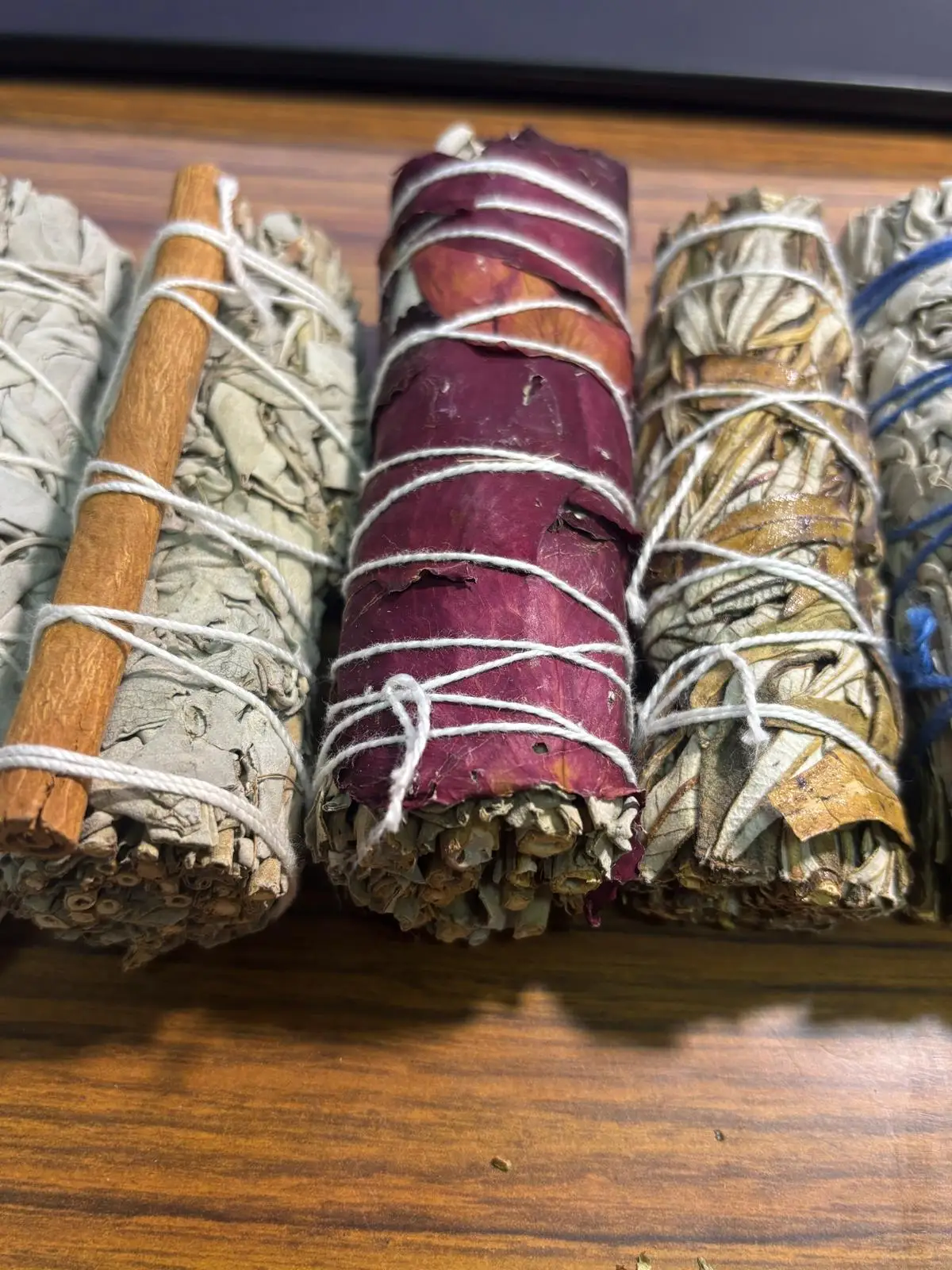 Vadeincienso 6 Bundles of Various Plants for Aromatherapy, including White Sage, Blue Sage, Lavender Sage, and Ruda, with different aromatic properties sent randomly from Barcelona to Europe.