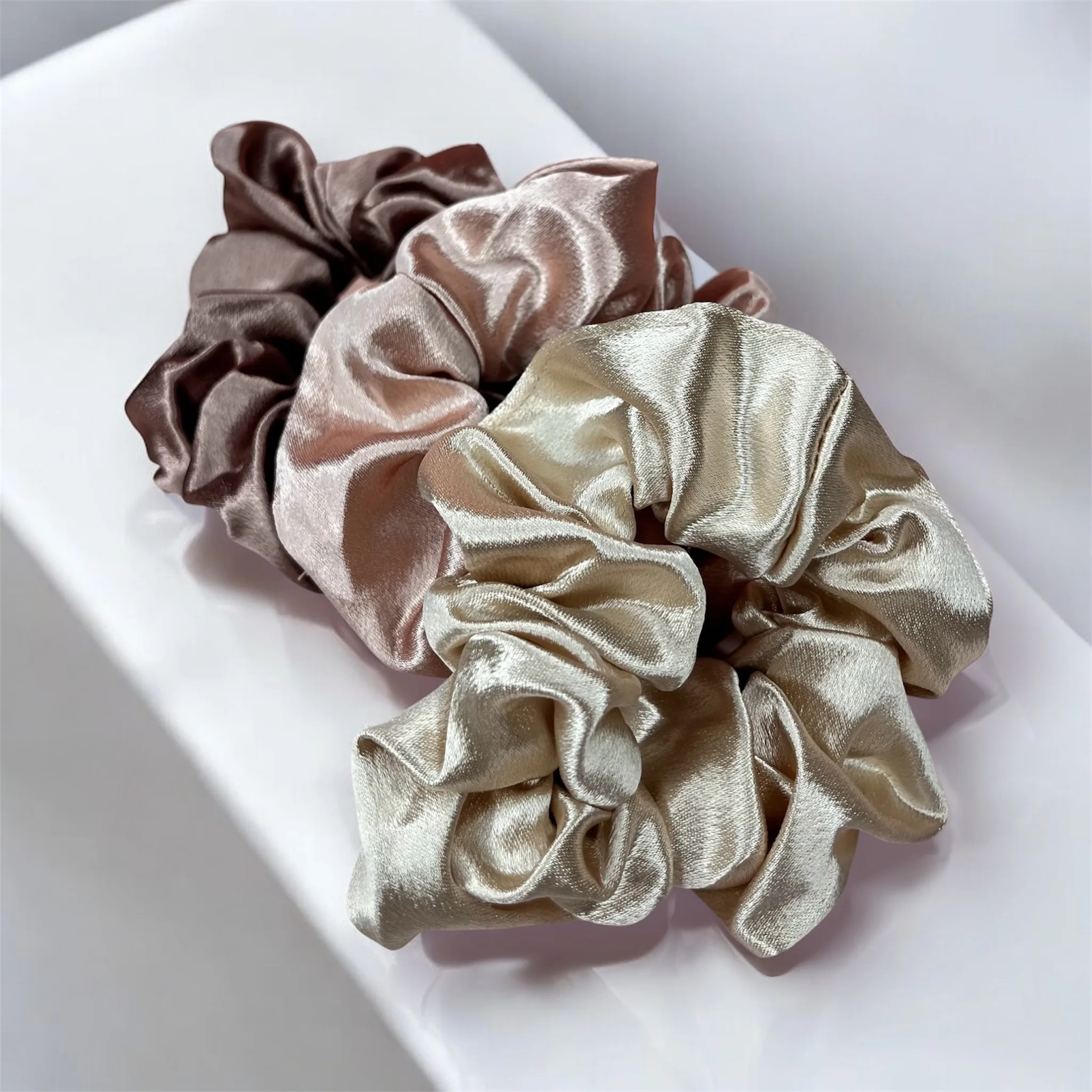 Set de 3 Coleteros Scrunchies de Satén - Suaves y Antifrizz - Accesorio Elegante para Cuidado del Cabello, Ideal para Evitar Daños y Marcas - Cinta para el pelo - Seda - Moda pelo - Antirotura capilar