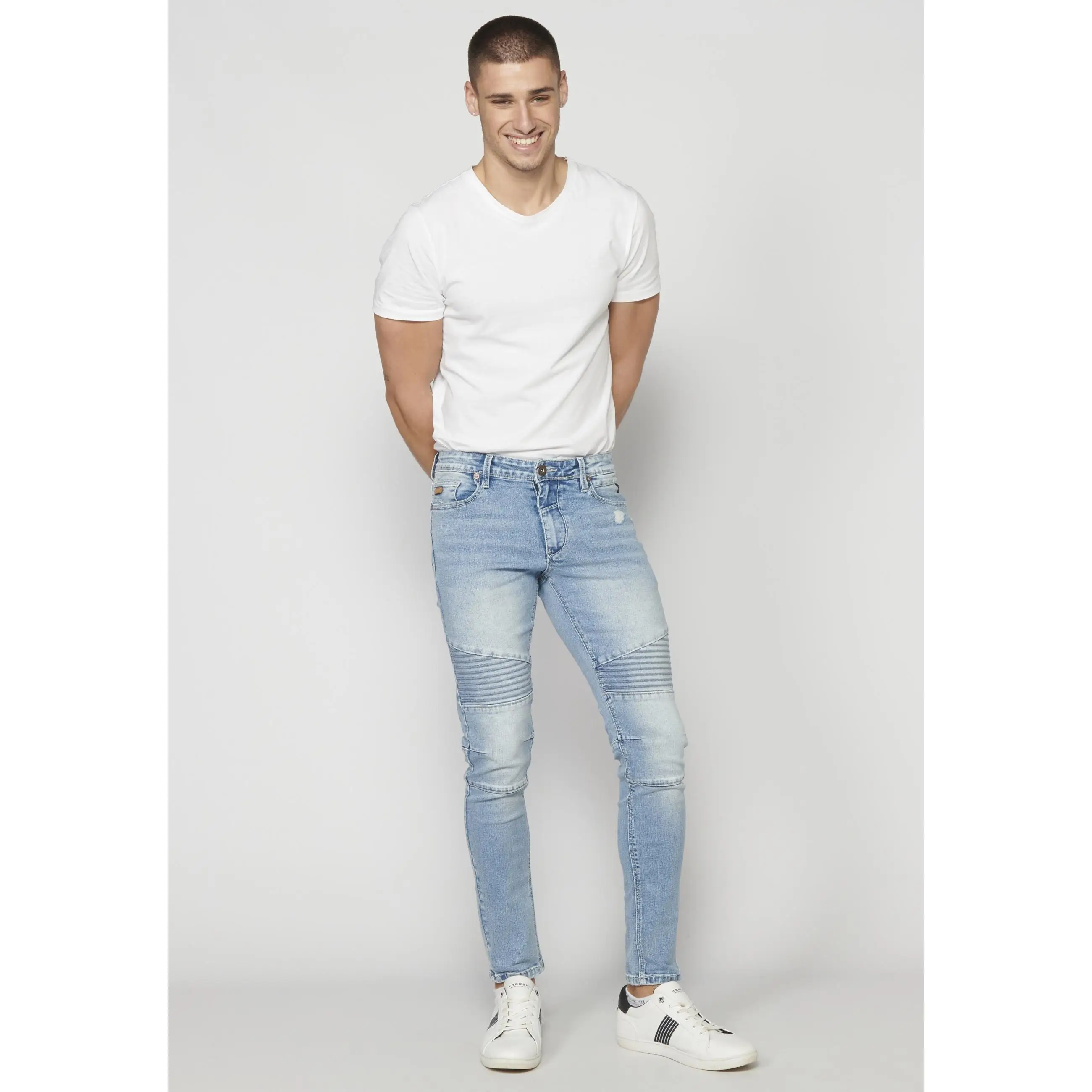 Koroshi - Pantalón vaquero skinny para hombre de denim elástico 69% algodón con costuras en rodillas y lavado azul claro