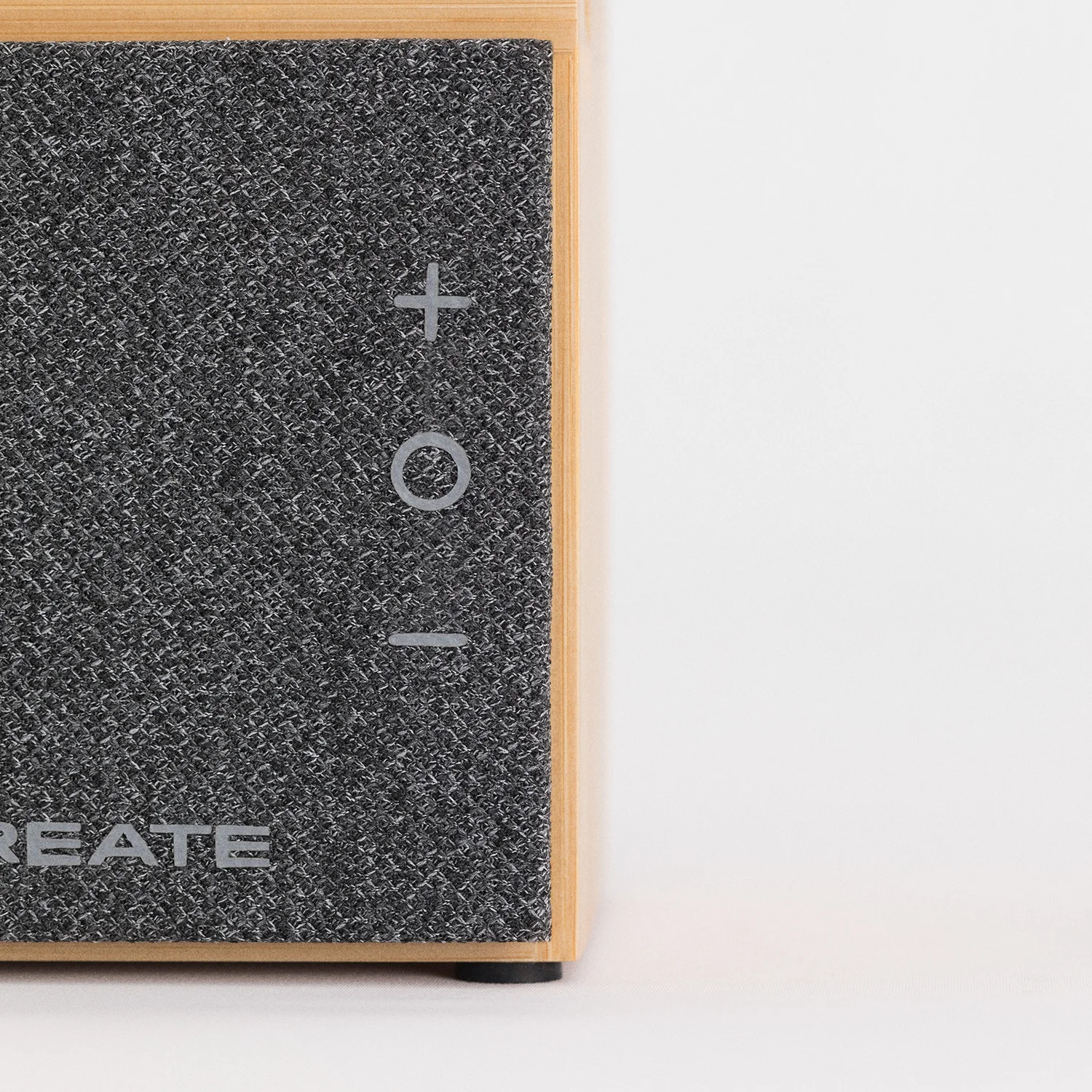 Create bamboo bluetooth speaker with smartphone stand - usb/jack charging, 1800mah battery and microphone for calls - speaker power 5w