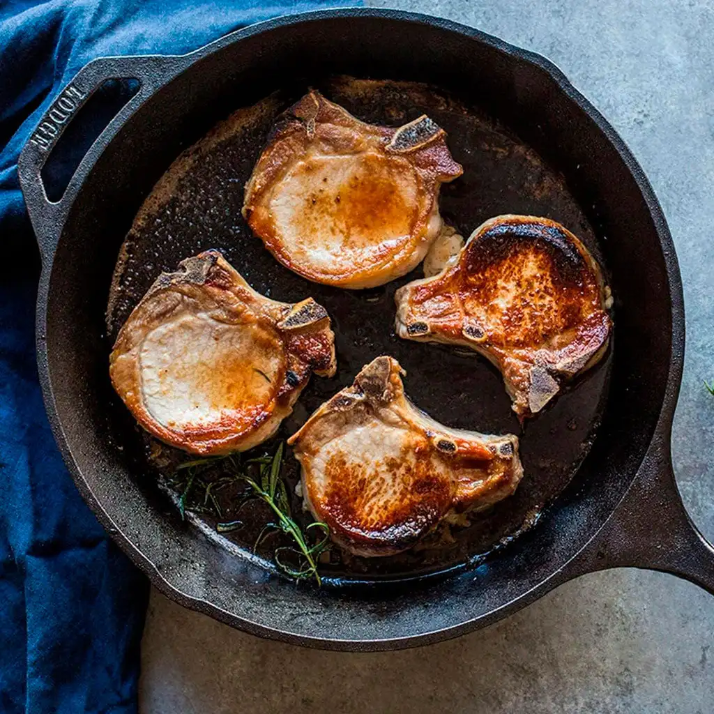 Round cast iron Skillet Lodge pan