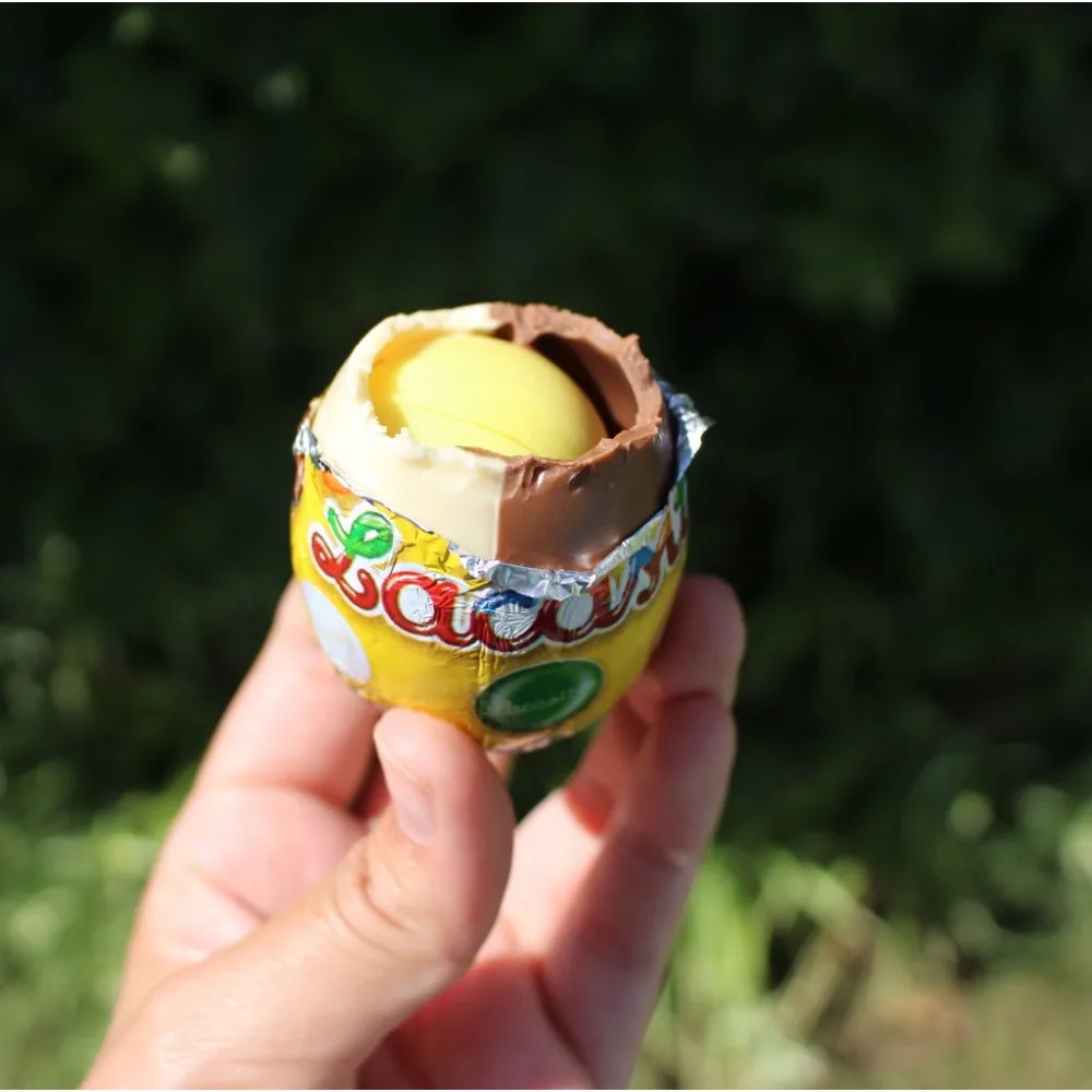 Lacasitos eggs-contains 24 units of 23g-delicious milk chocolate egg and white chocolate with double surprise inside: 3 lacasitos + Surprise collectible!