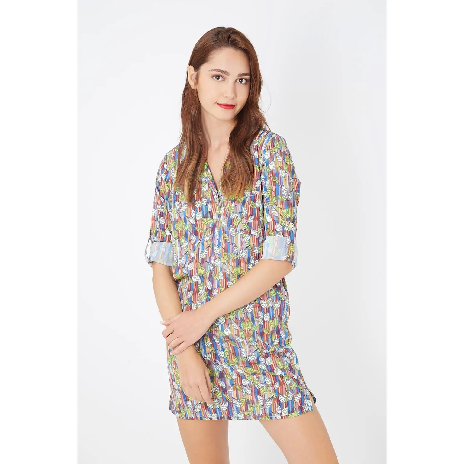 Vestido camisero, dress femenino, modelo relajado, tela ligera, manga 3/4, estampado multicolor, frescura y comodidad, ideal para ocasiones casuales, talla L, combina con sandalias o tacones, versátil