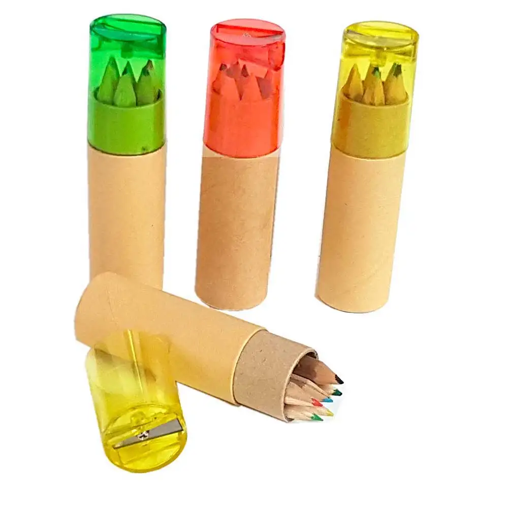 Tubo cilíndrico de cartón duro, con 6 lápices de madera de colores y con tapa que es un sacapuntas. Un divertido y práctico regalo para dar como detalle a los niños y niñas en cumpleaños, colegios,