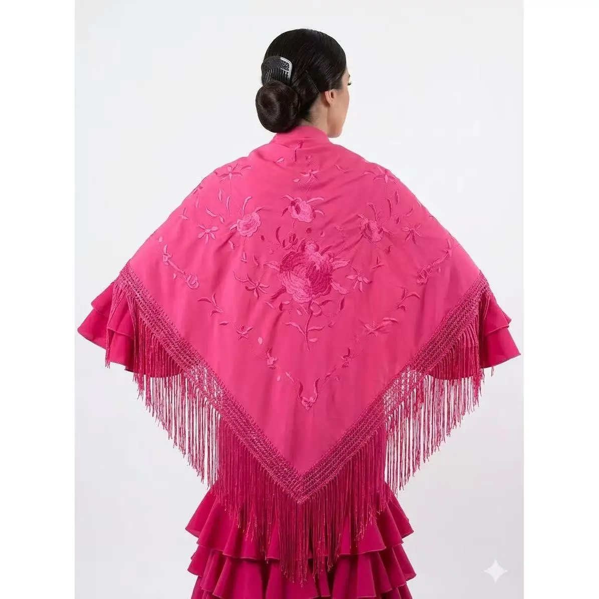 Mantón de flamenco de color fucsia con los bordados de floral mismo tono