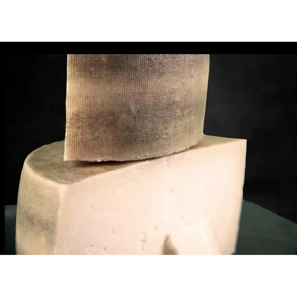 Queso Viejo Curado Artesano "Chillón" de Leche Cruda de Oveja, 1/4 Pieza (0,700 kg), Curación Mínima de 7 Meses, Sabor Persistente y Equilibrado –  Ibéricos a domicilio gourmet
