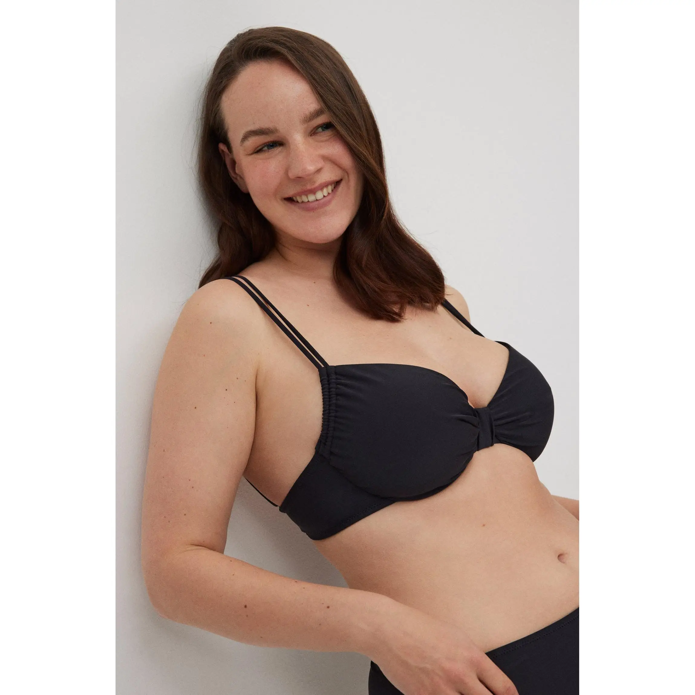 Ysabel Mora - Top bikini reductor negro copas grandes D y E