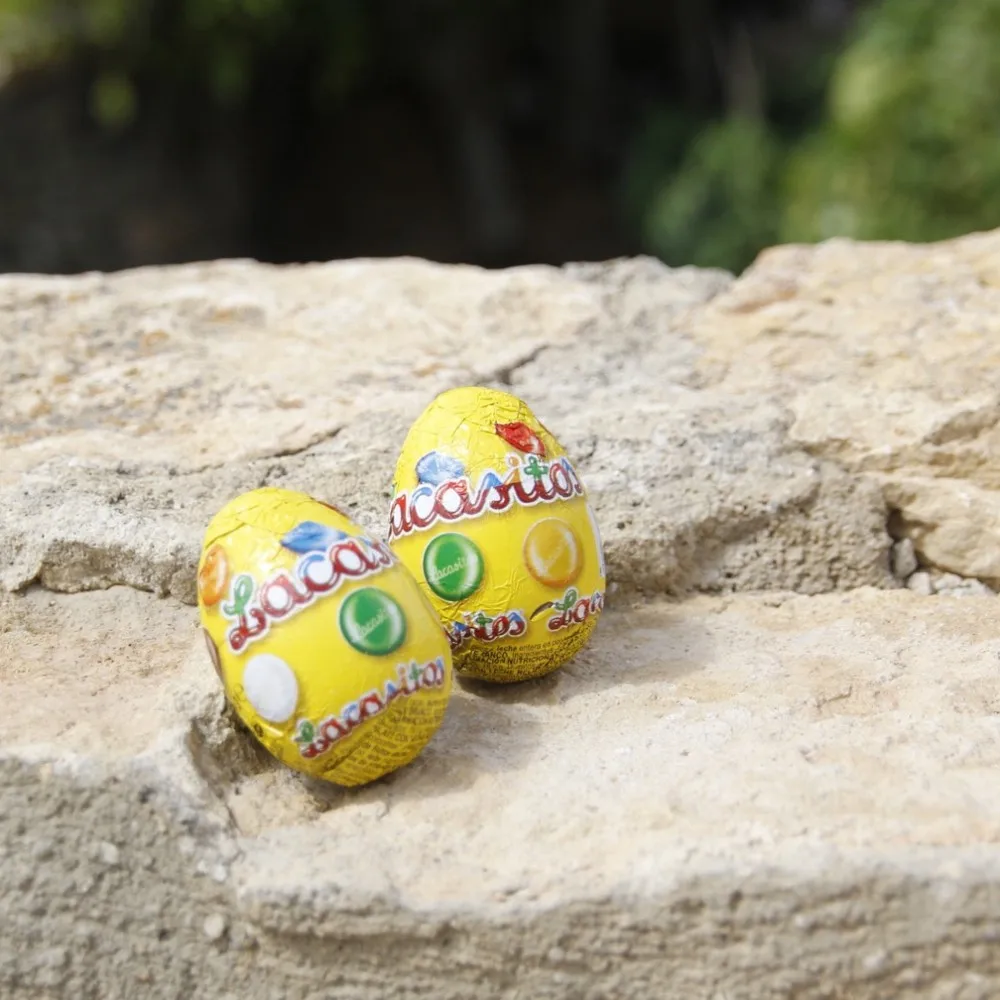 Lacasitos eggs-contains 24 units of 23g-delicious milk chocolate egg and white chocolate with double surprise inside: 3 lacasitos + Surprise collectible!