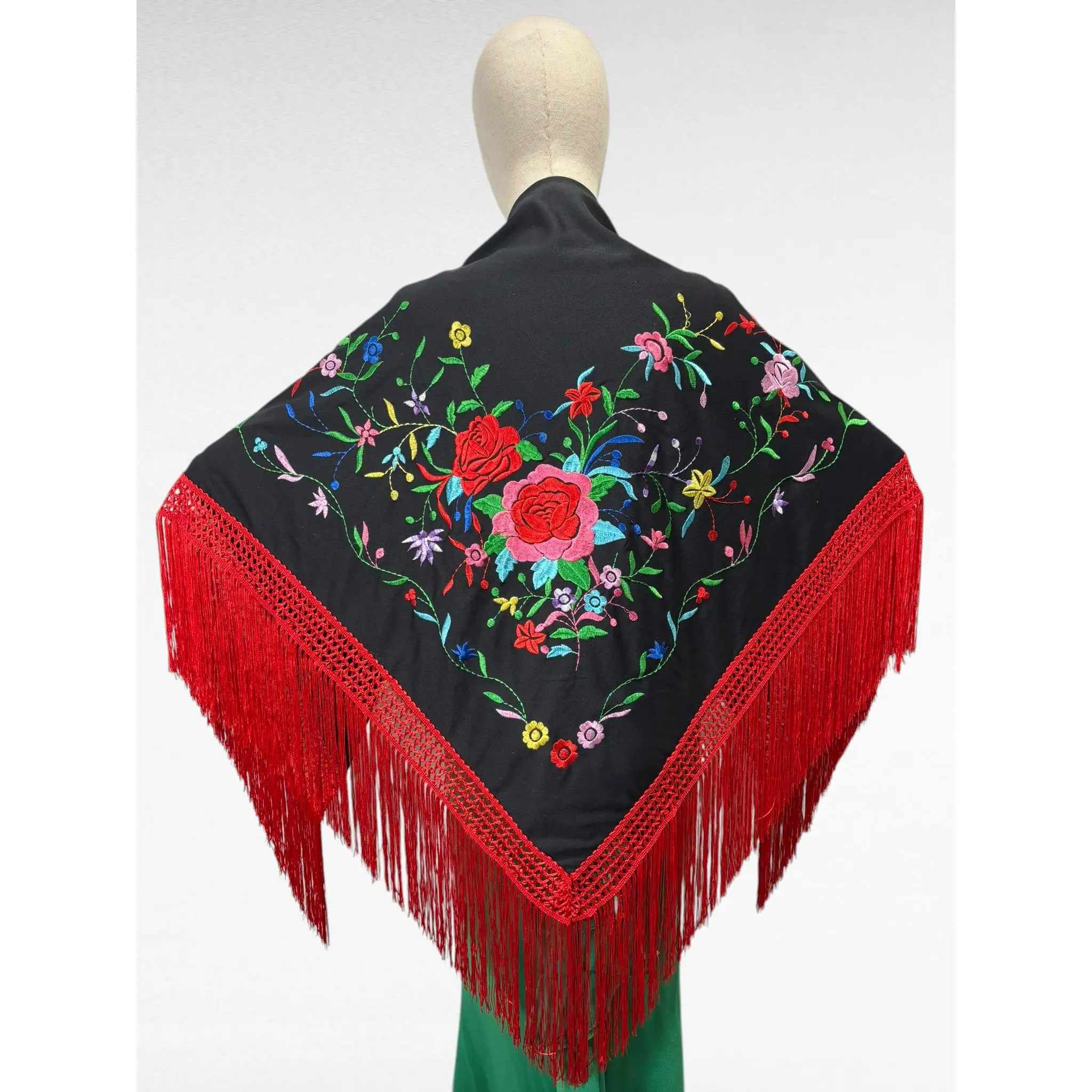 Manton de flamenco negro con los bordados múlticolores y los flecos rojos