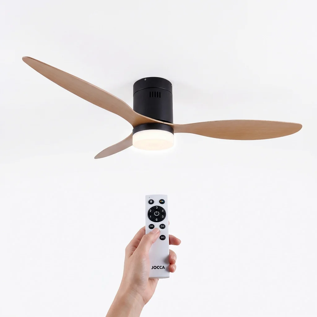 Ventilador de techo negro Jocca con 3 elegantes aspas con acabados de madera, 6 velocidades a seleccionar con giro inverso, una moderna lámpara integrada con 3 intensidades de luz, temporizador, mando