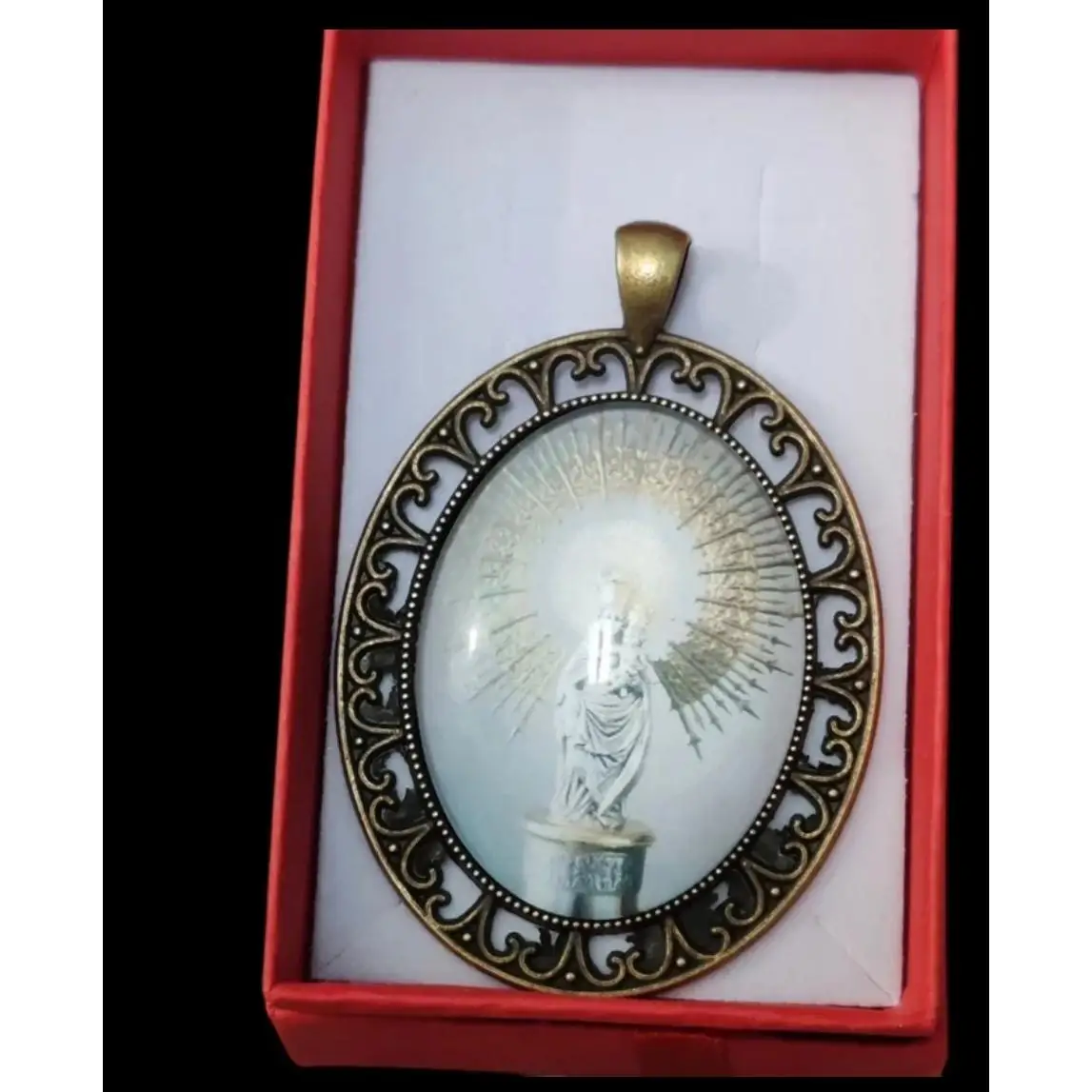 Medalla de la Virgen del Pilar de 6,5 cm en Dorado Envejecido con Caja de Regalo, Ideal para Devoción Personal o Regalo Especial