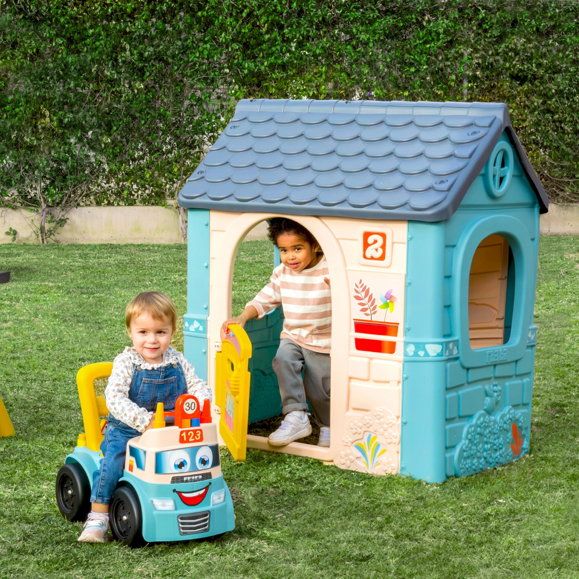 Feber - casual house, children's house with folding door, has stickers to decorate the house, colors resistant to sunlight, easy assembly, from 2 years, famosa (feh22000)