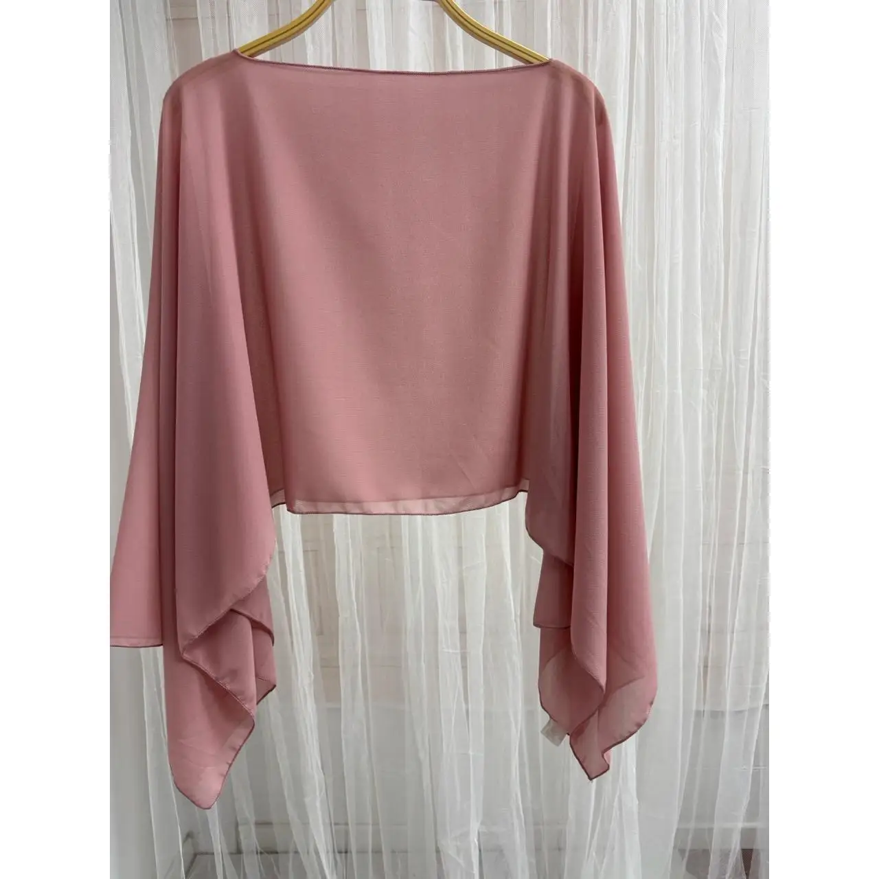 capa rosa de gasa para fiesta