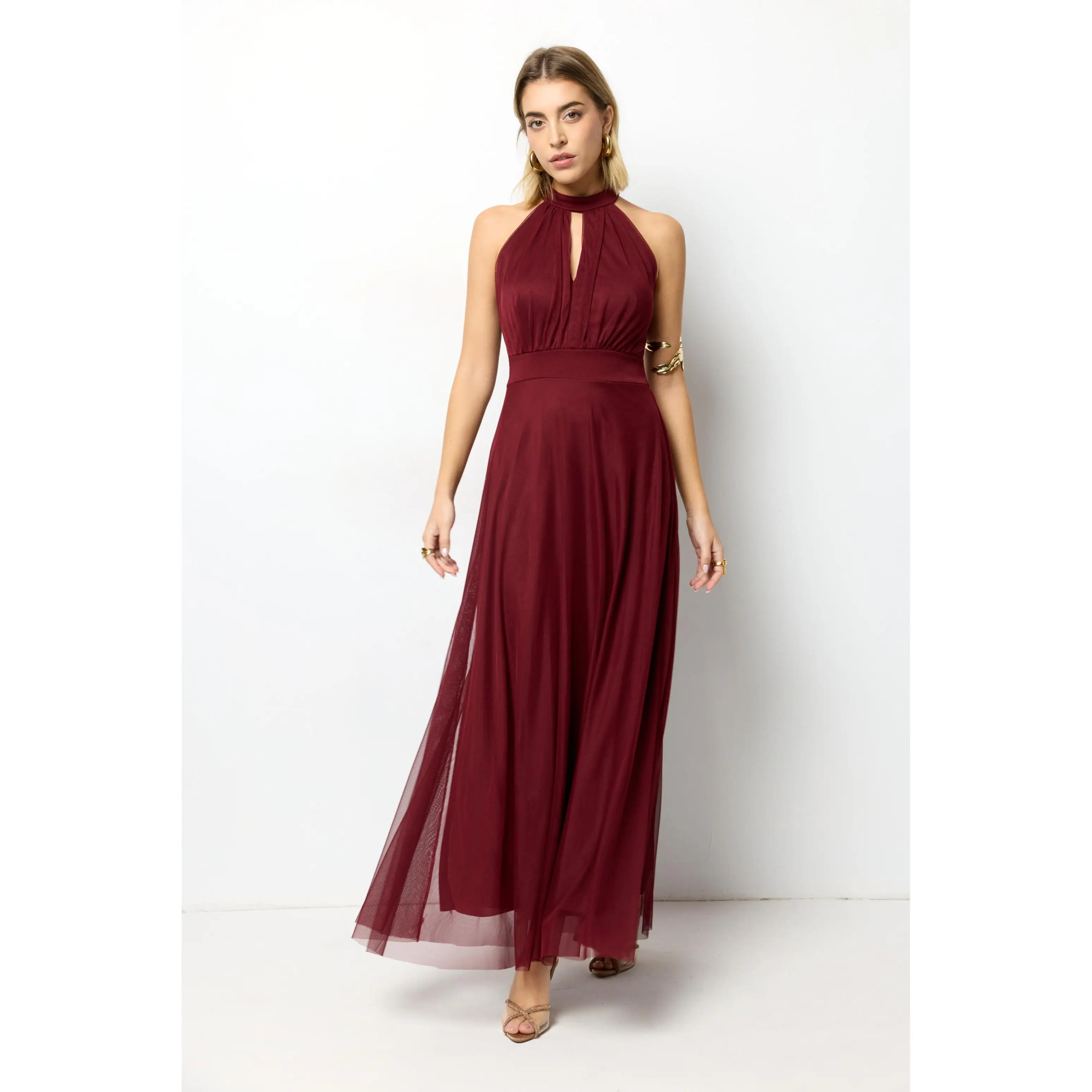 Vestido largo de tul con forro interior y cuello halter. Con goma en la cintura y lazada trasera de gasa, relleno en el pecho.