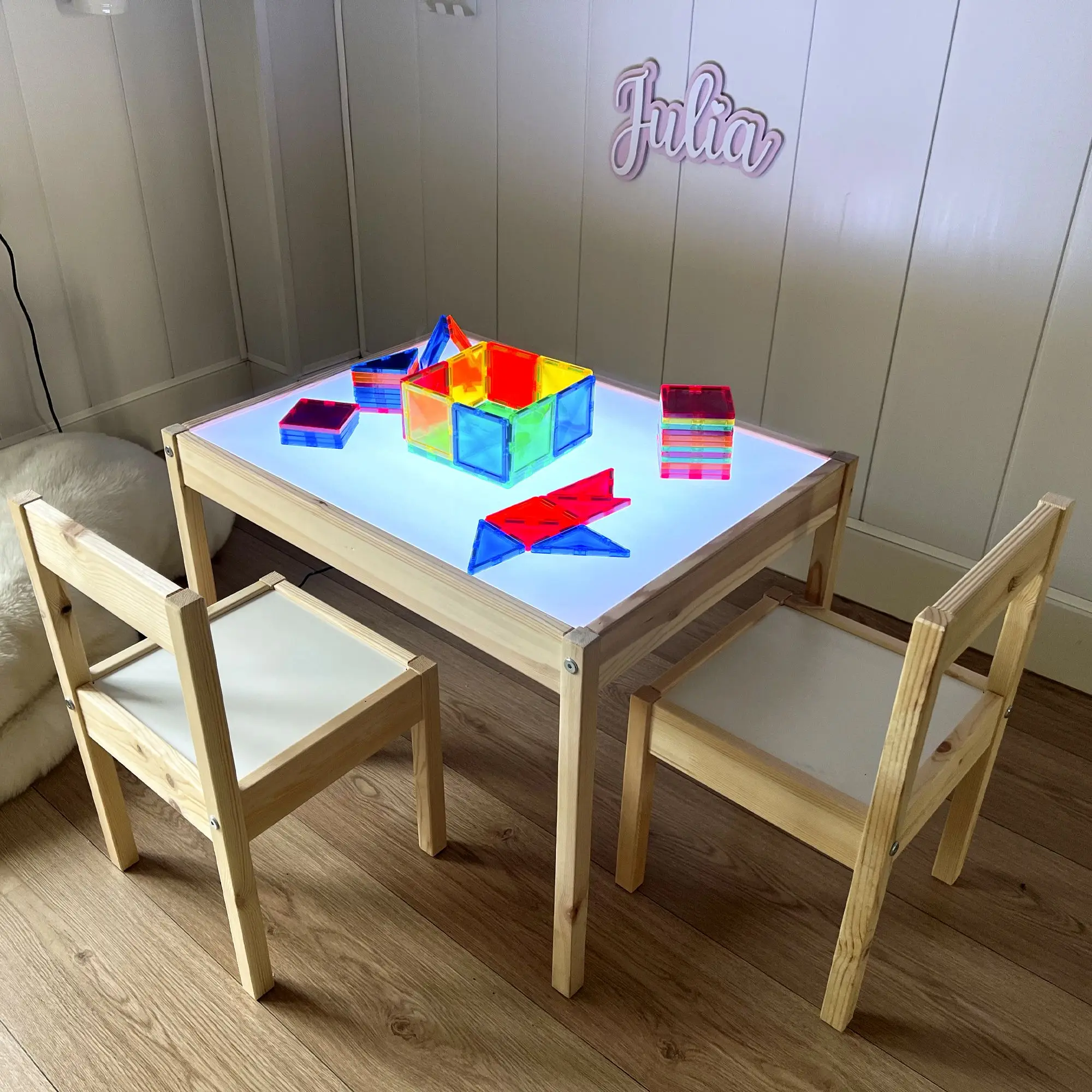 Pine and Kids Mesa de luz Montessori con sillas