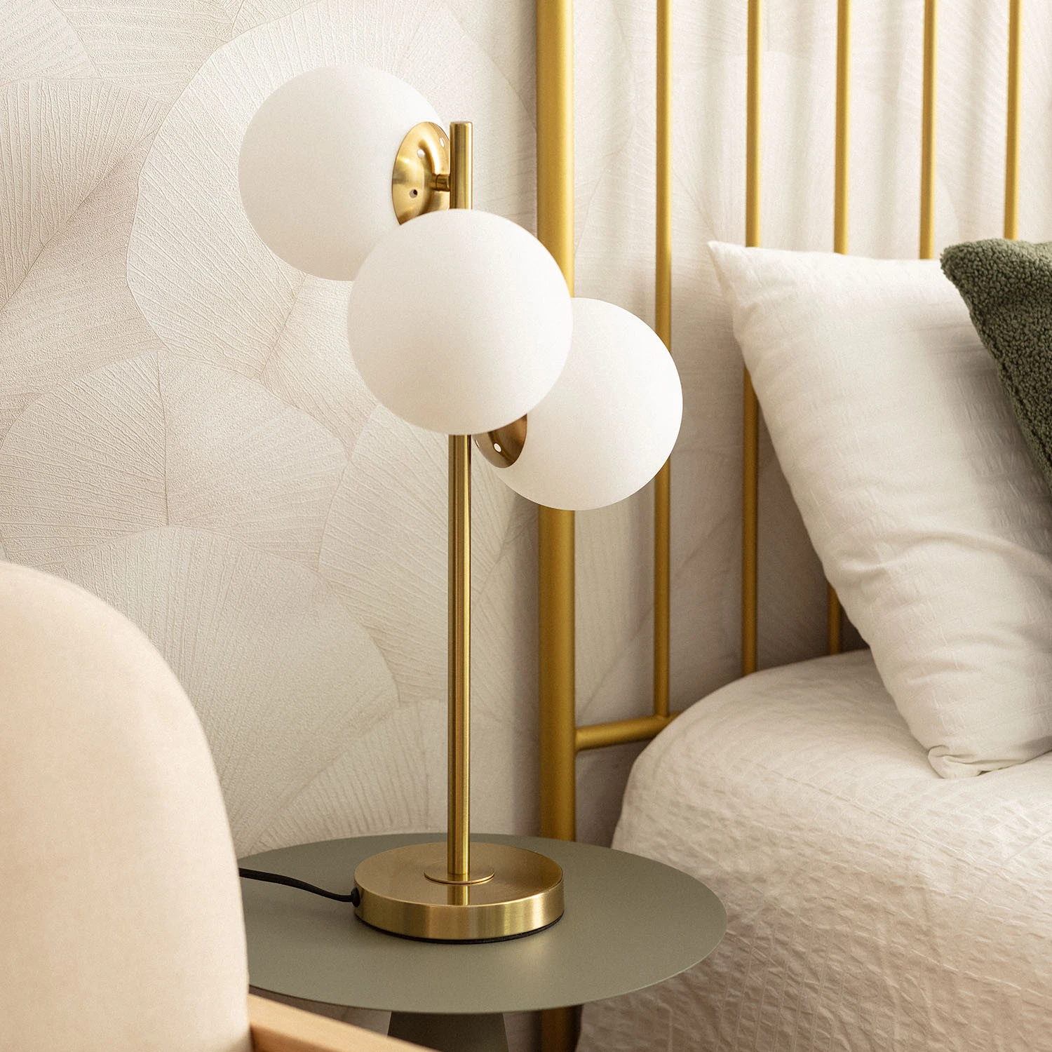 LEDKIA LIGHTING - Lámpara de Mesa Moonlight Brass | Diseño Elegante con 3 Focos | Uso Interior IP20 | Compatible con Bombillas E27 | Dimensiones 56x34x34 cm, Dorado, Cristal