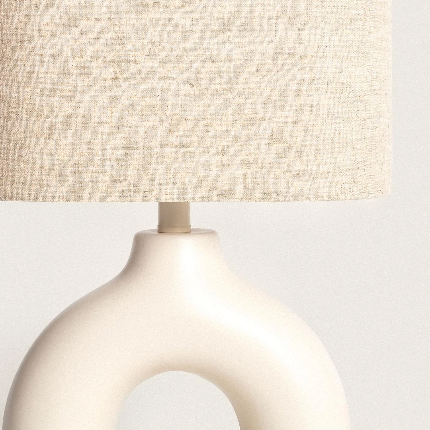 LEDKIA LIGHTING - Lámpara de Mesa Decorativa | Cerámica Beige Artesanal | Pantalla de Tela | Adecuada para Bombillas E27 hasta 40W | Uso Interior, Beige, Cerámica, Tela