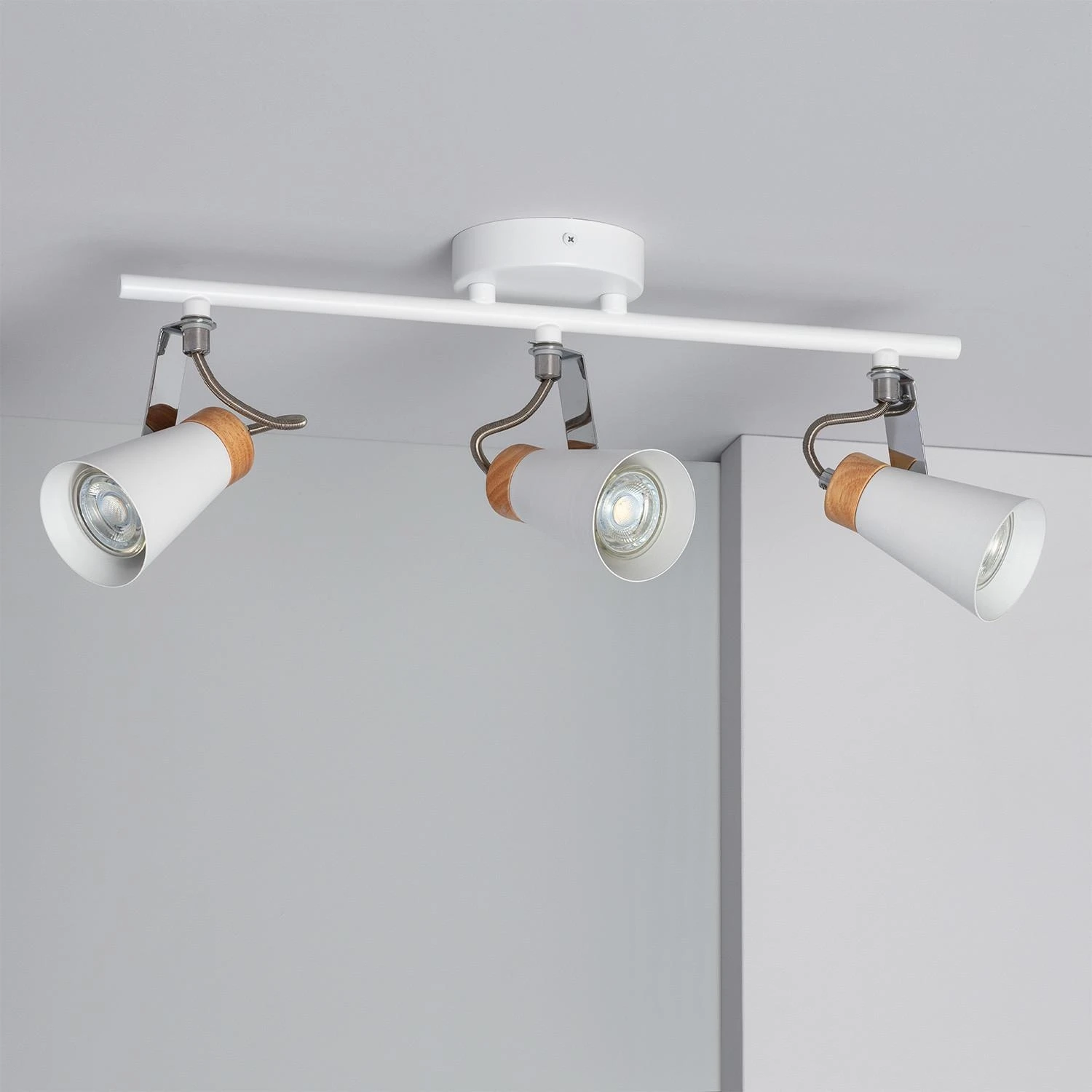LEDKIA LIGHTING - Lámpara de Techo Orientable | 3 Focos de Metal y Madera | Compatible con Bombillas GU10 | Ideal para Salón y Dormitorio | Interior IP20, Blanco, Acero, Madera