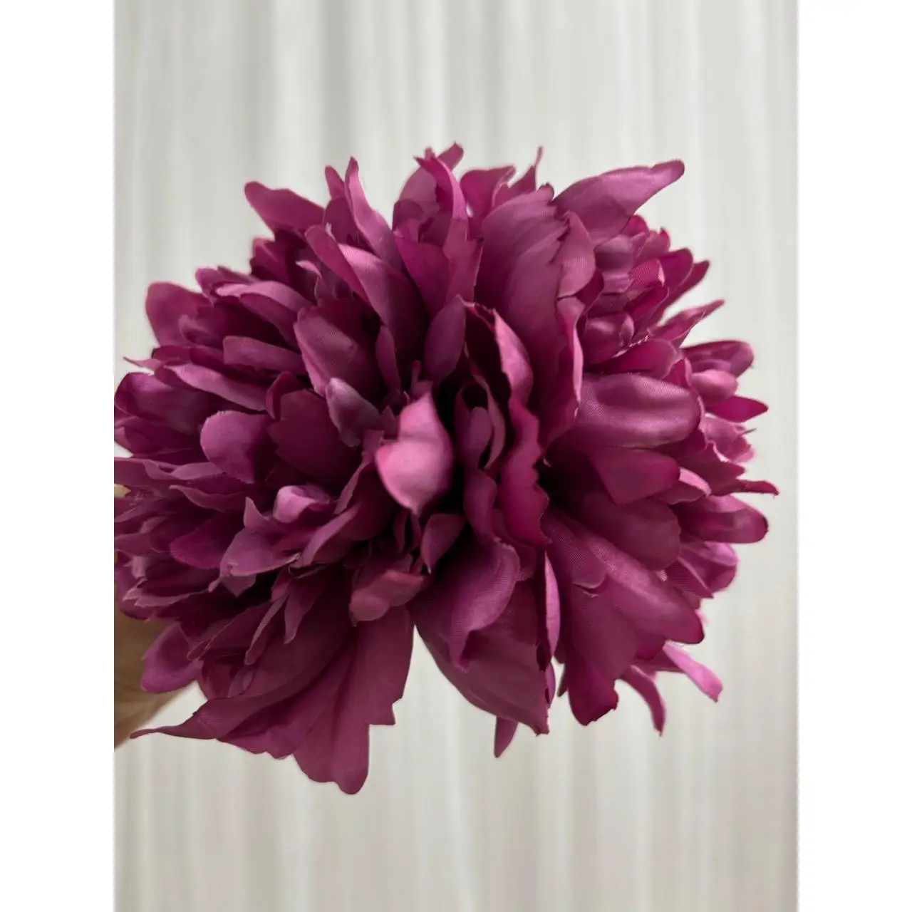 Flor de Tela Dalia Flamenca en Tonos Malva Berenjena, Ideal para Peinados de Feria, Bodas y Eventos Elegantes - Marca Flamenco