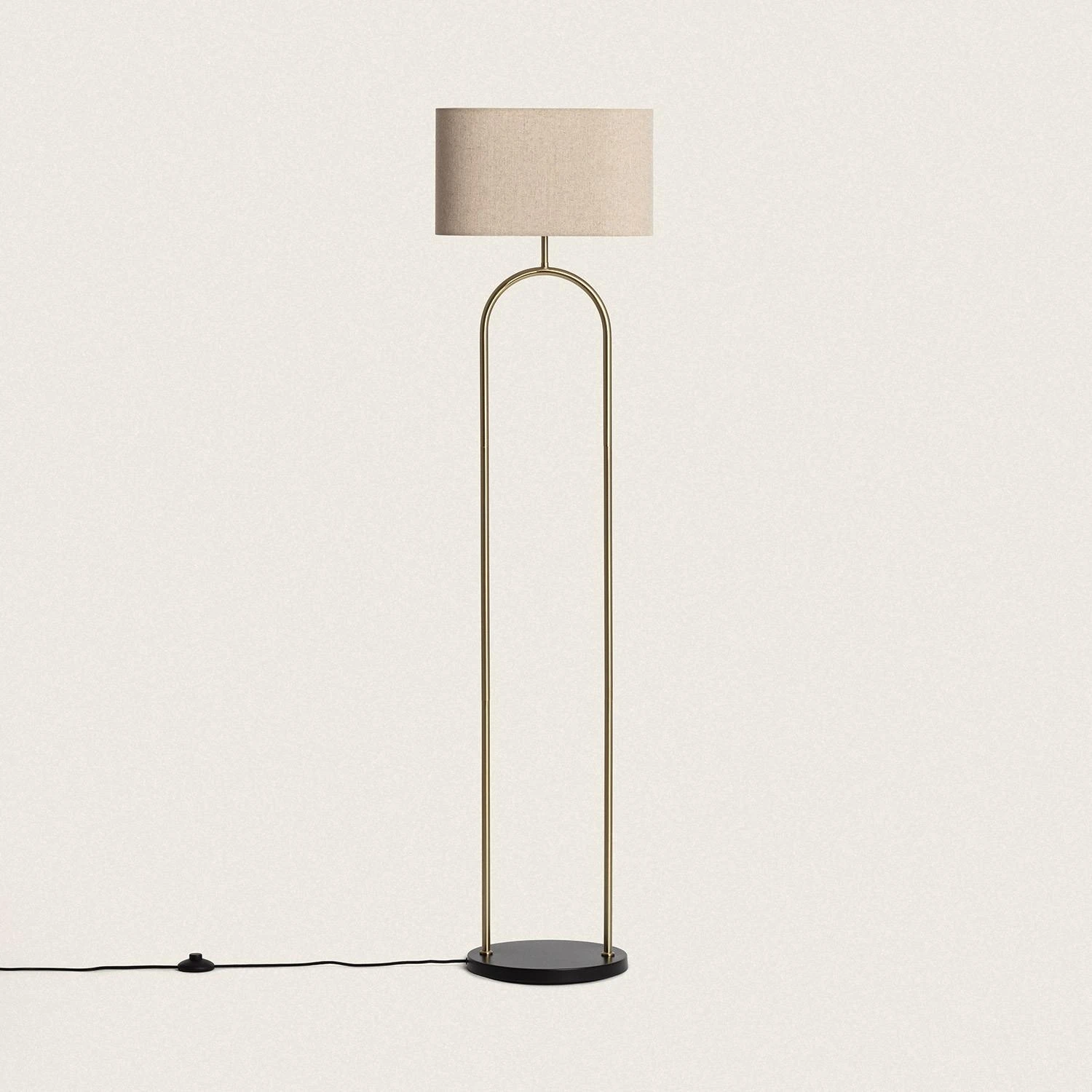 LEDKIA LIGHTING - Lámpara de Pie Metal Brilthor | Diseño Moderno y Versátil | Compatible con Bombilla E27 | Para Salón y Dormitorio | Acabado en Dorado, Metal y Tela