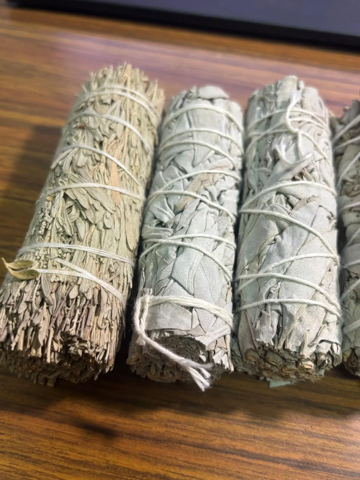 Vadeincienso 6 Bundles of Various Plants for Aromatherapy, including White Sage, Blue Sage, Lavender Sage, and Ruda, with different aromatic properties sent randomly from Barcelona to Europe.