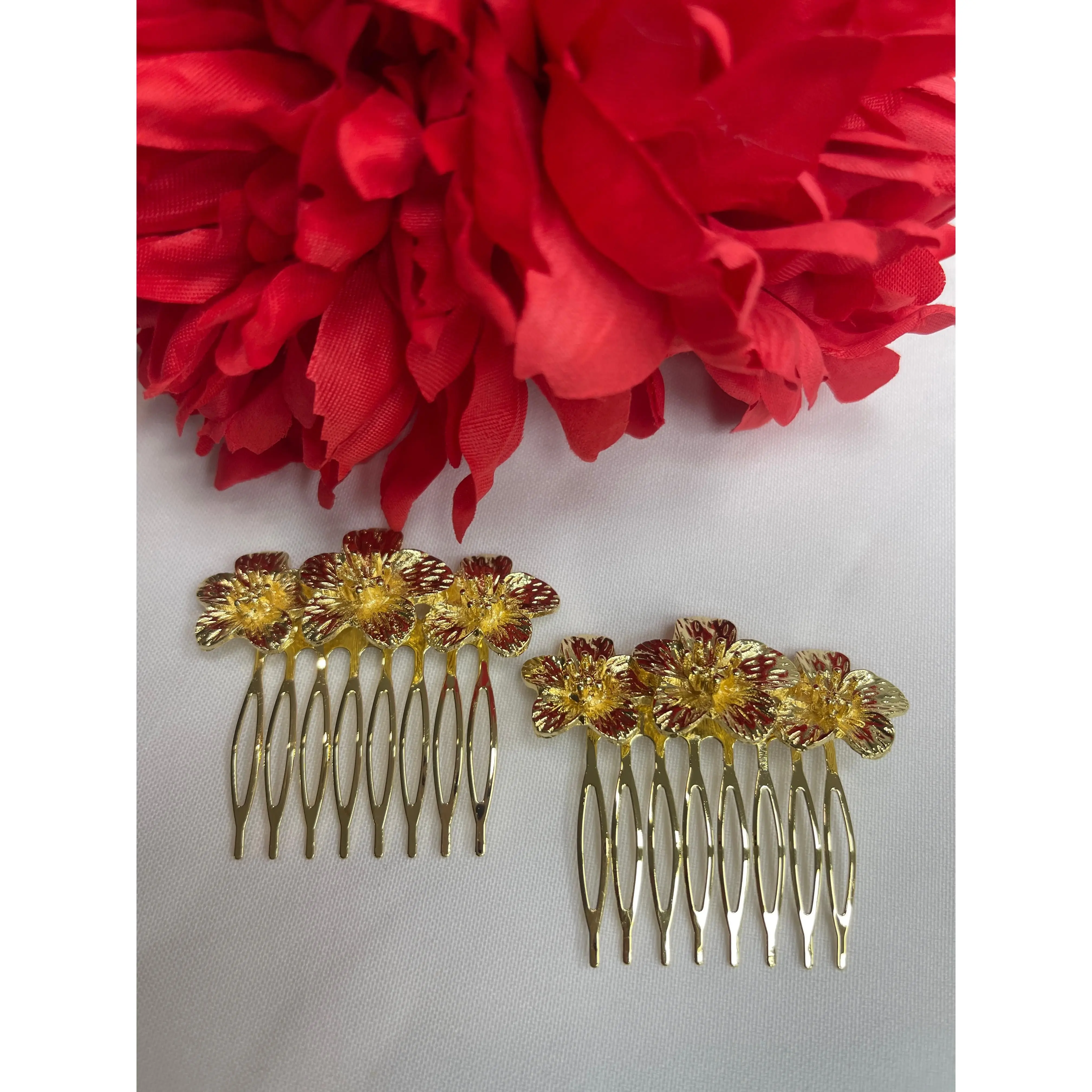 Set Peinetas Flamencas Doradas con tres flores para Moño Flamenco Feria y Eventos