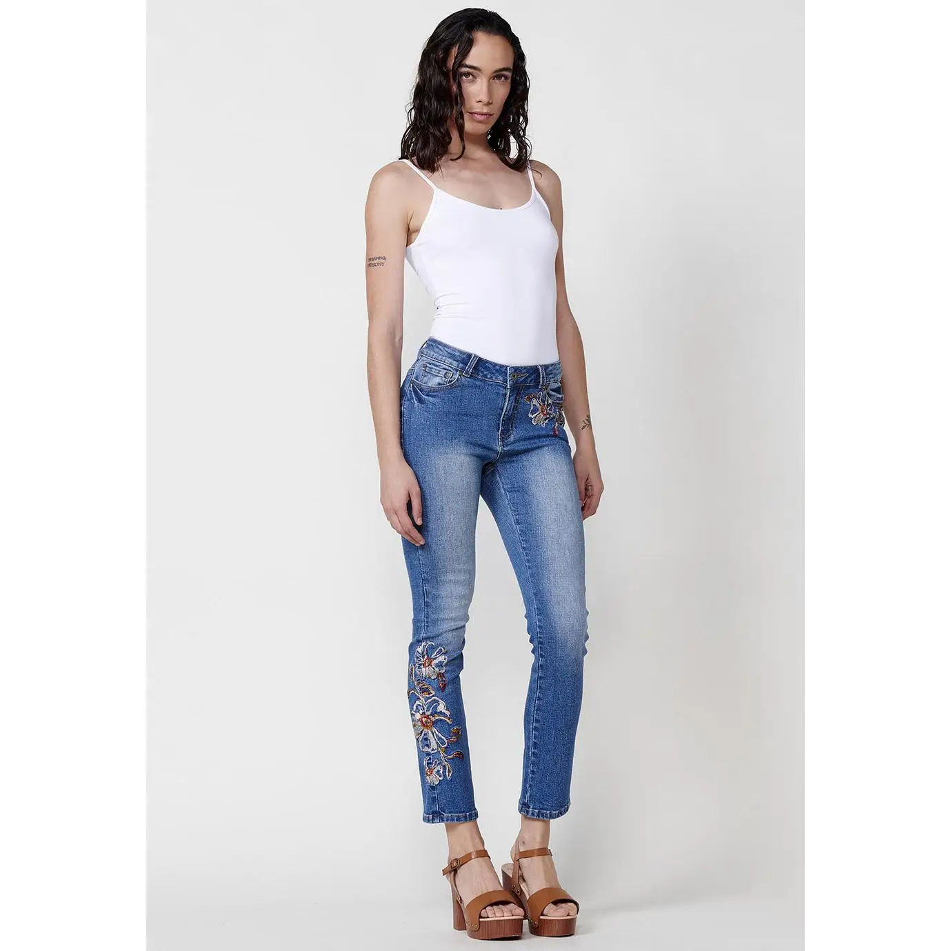 Koroshi Pantalón Mujer jeans slim con bordado floral – Koroshi azul