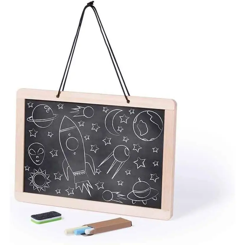 Pizarra doble cara para tiza o rotulador, con cuerda para colgar. Medidas 31*21 cm. Incluye tizas, rotulador y borrador. Perfecta para colegio y bares o restaurantes.