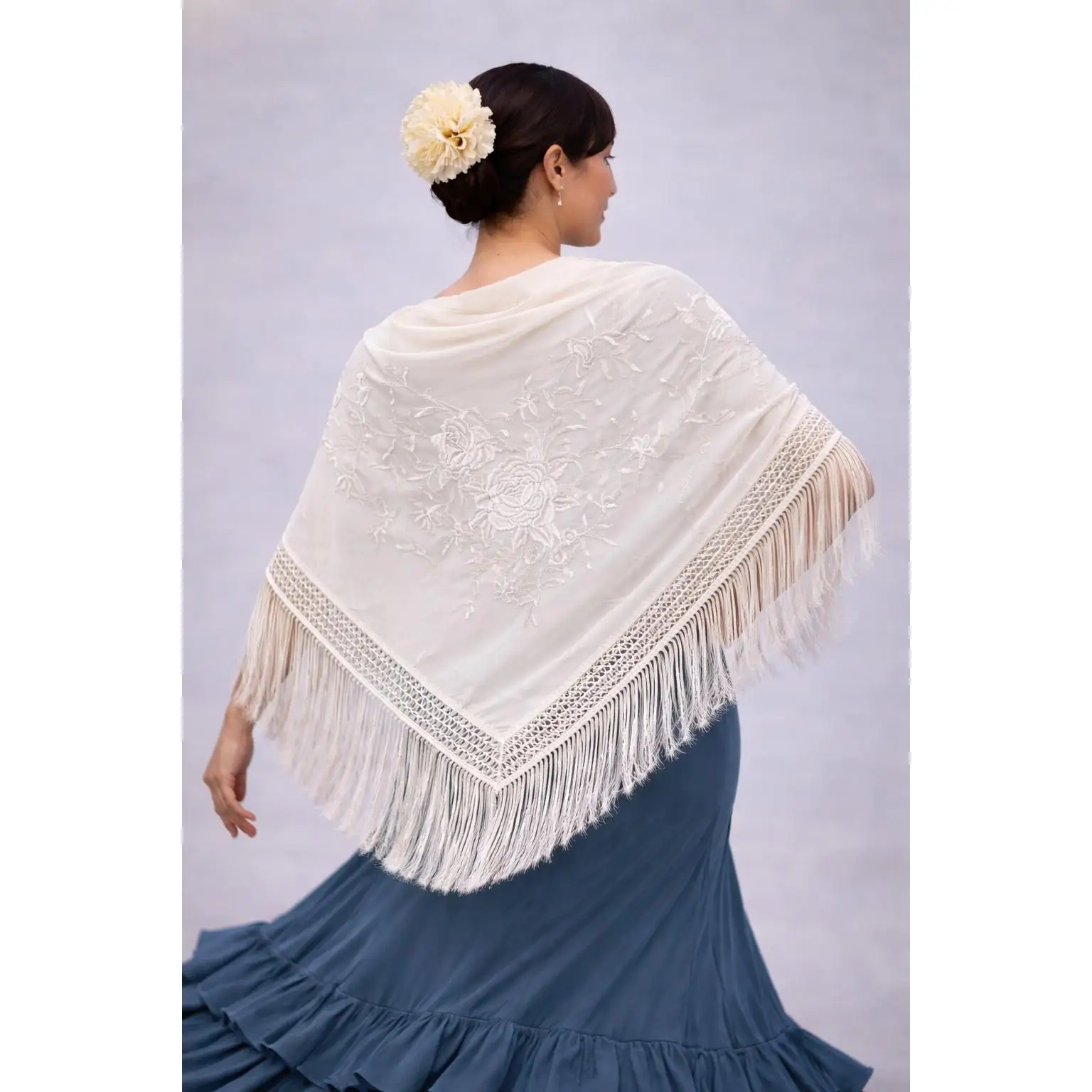 Mantón grande de color beige con los bordados mismo color de flores medida190cm X90cm de ancho