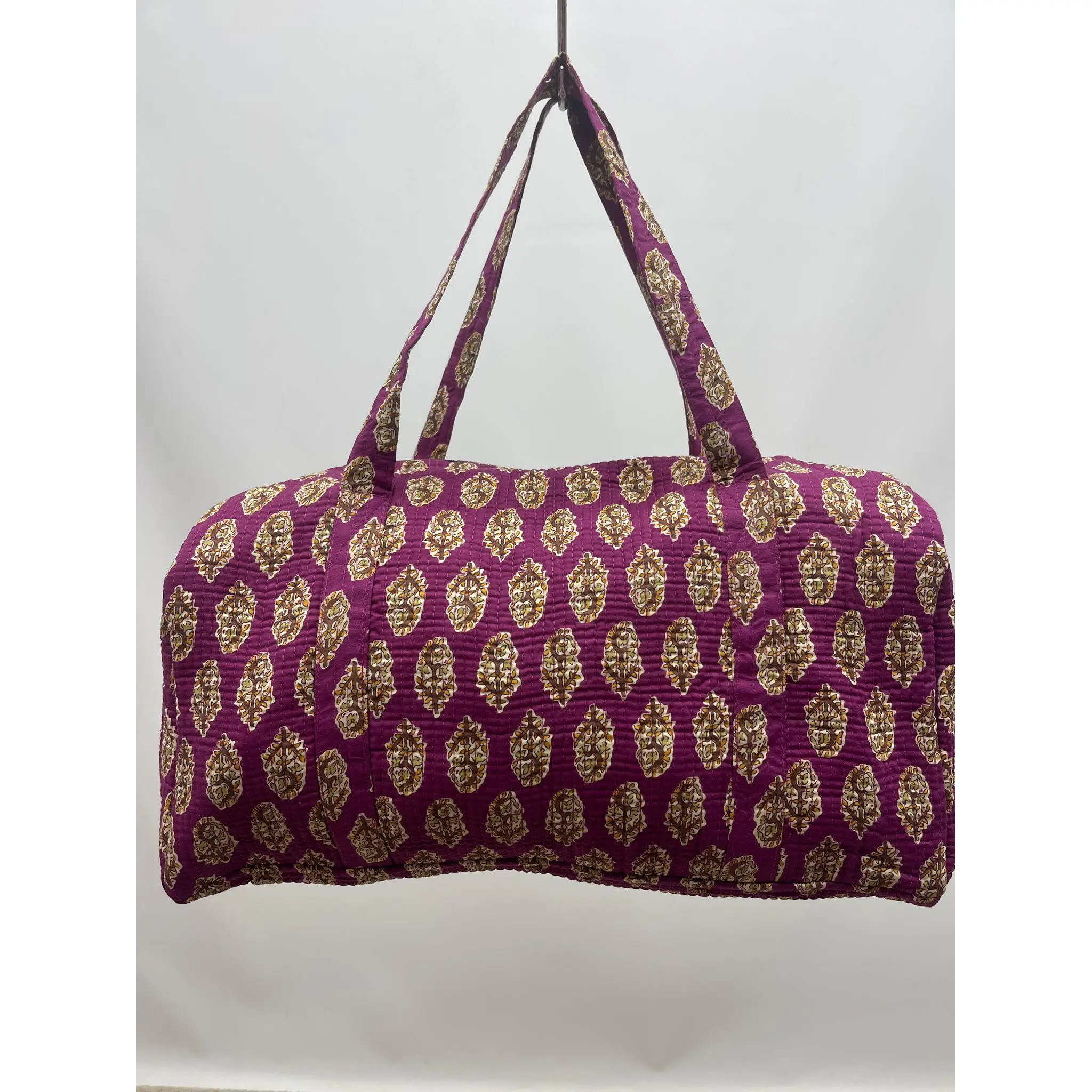 Bolsa de viaje con estampado floral de color purpura y flores de color ocre con tallos crema 26x50x23 cm – Ideal para universidad, viajes y tendencia 2026