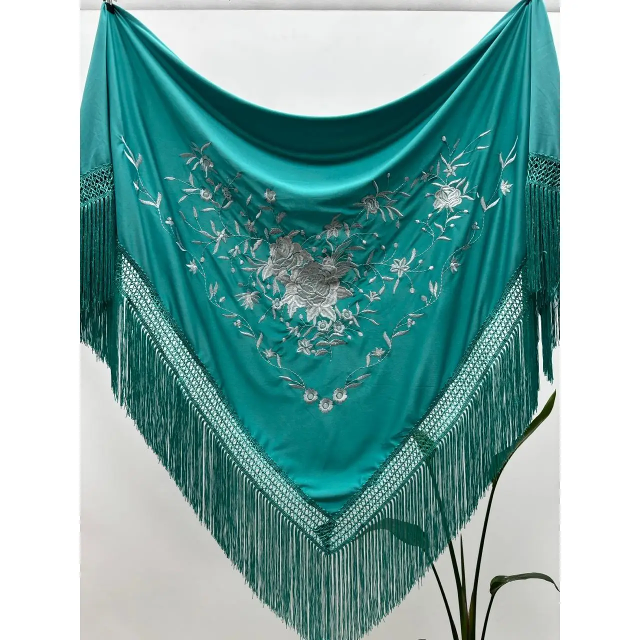 Mantón Flamenco color turquesa con bordado blanco – Bordado Floral 190 cm de largo por 90 cm de ancho