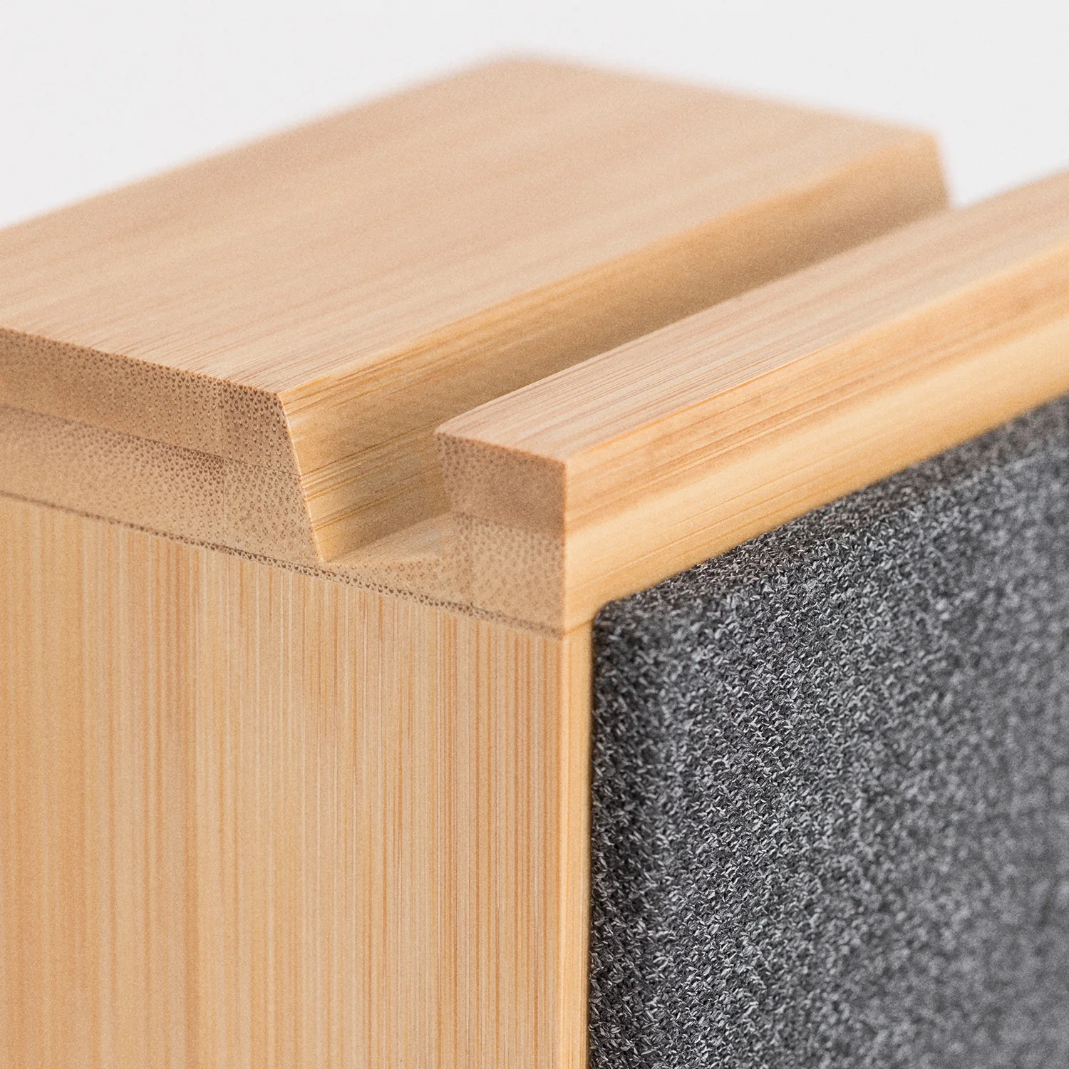 Create bamboo bluetooth speaker with smartphone stand - usb/jack charging, 1800mah battery and microphone for calls - speaker power 5w