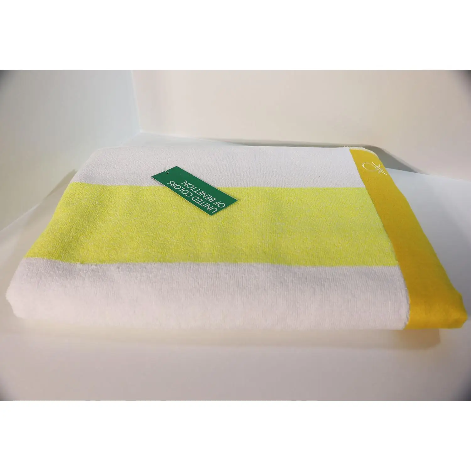 Benetton, toalla clásica de ducha/playa 100% algodón, amarilla.