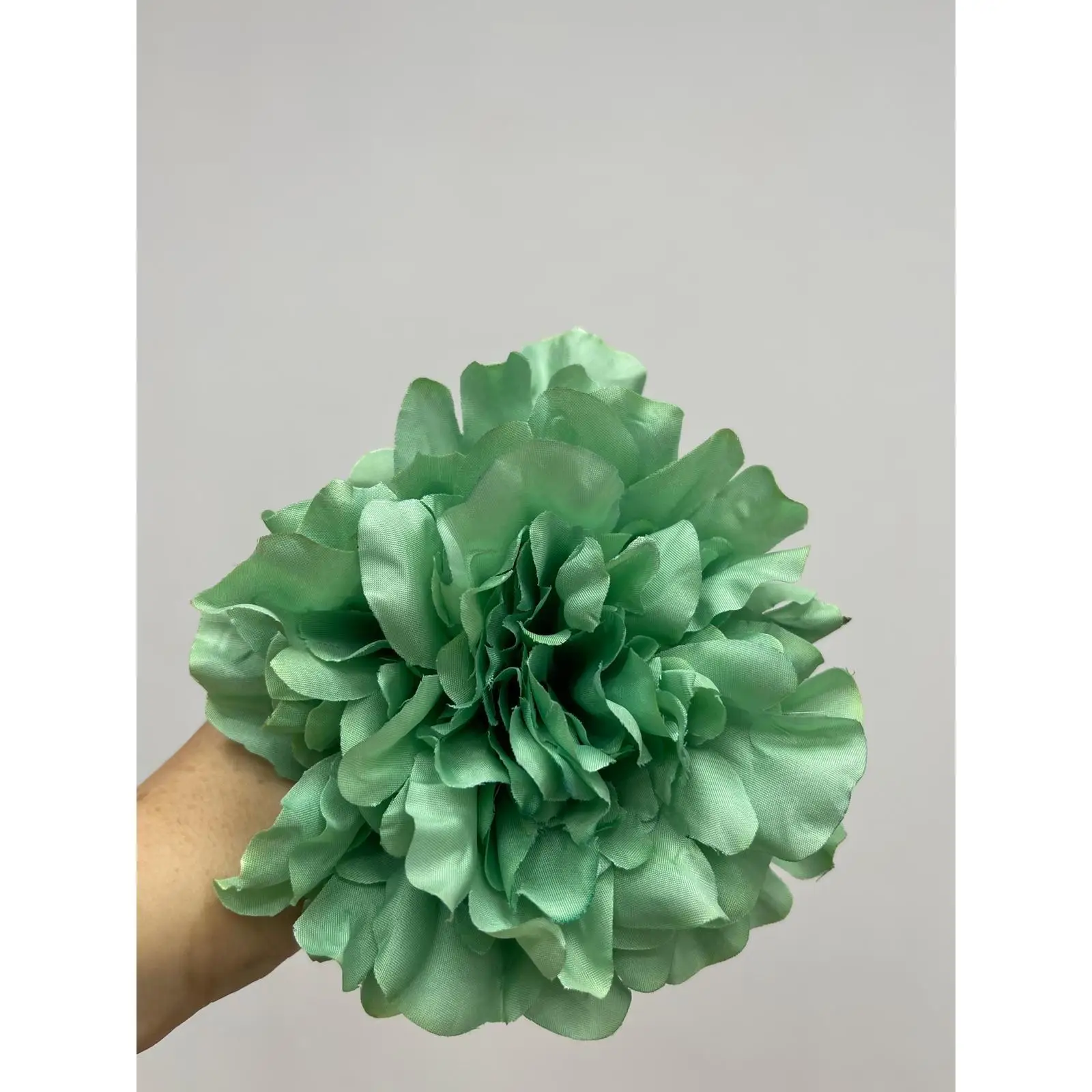 Flor Peonia De Color Verde Agua  Para Cabello De Flamenca te Dara Estilo , Elegancia y Tradicion