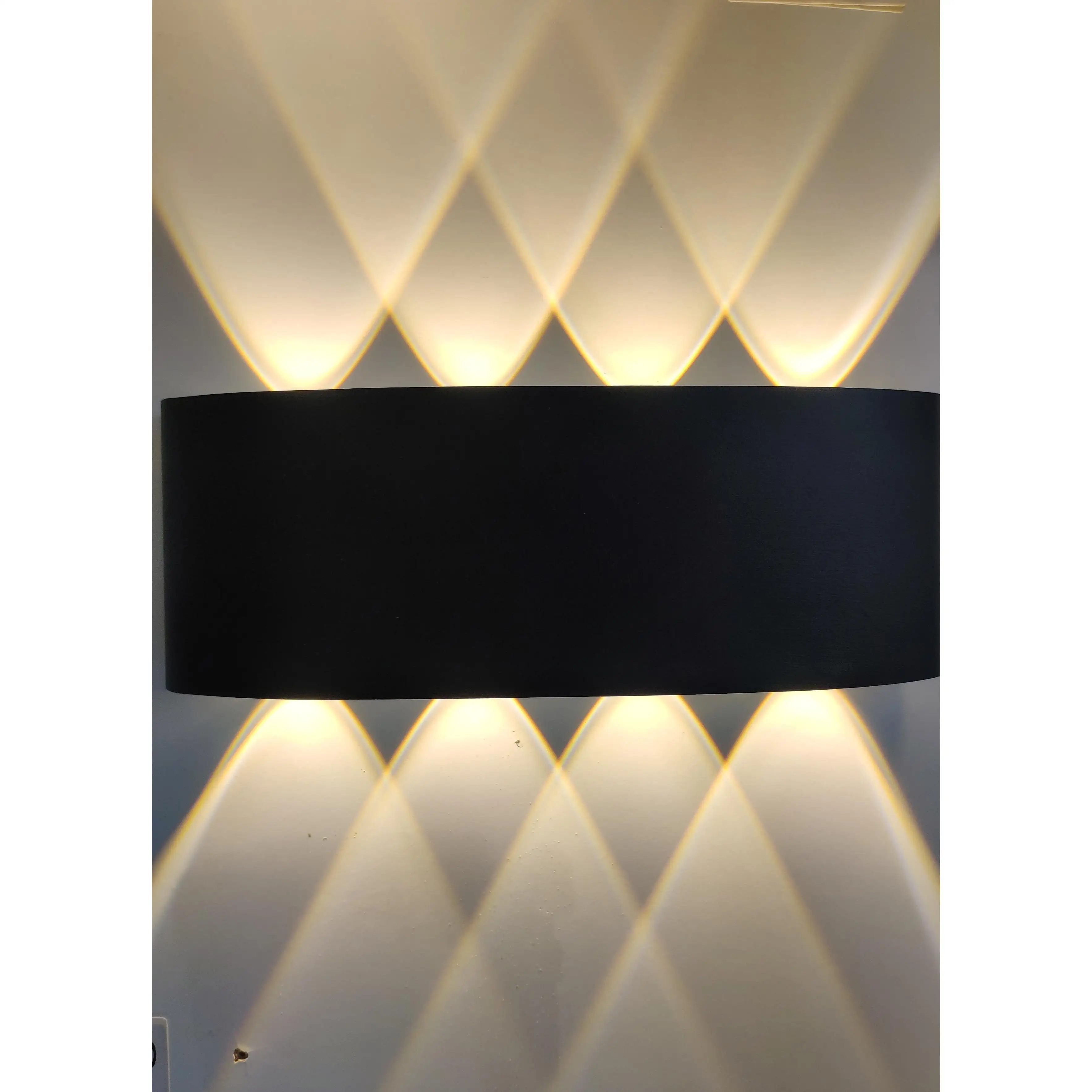 مصابيح جدار خارجية LED 8 واط بلمعة دافئة ومقاومة للماء IP65 – تقييم شامل ونصائح عملية