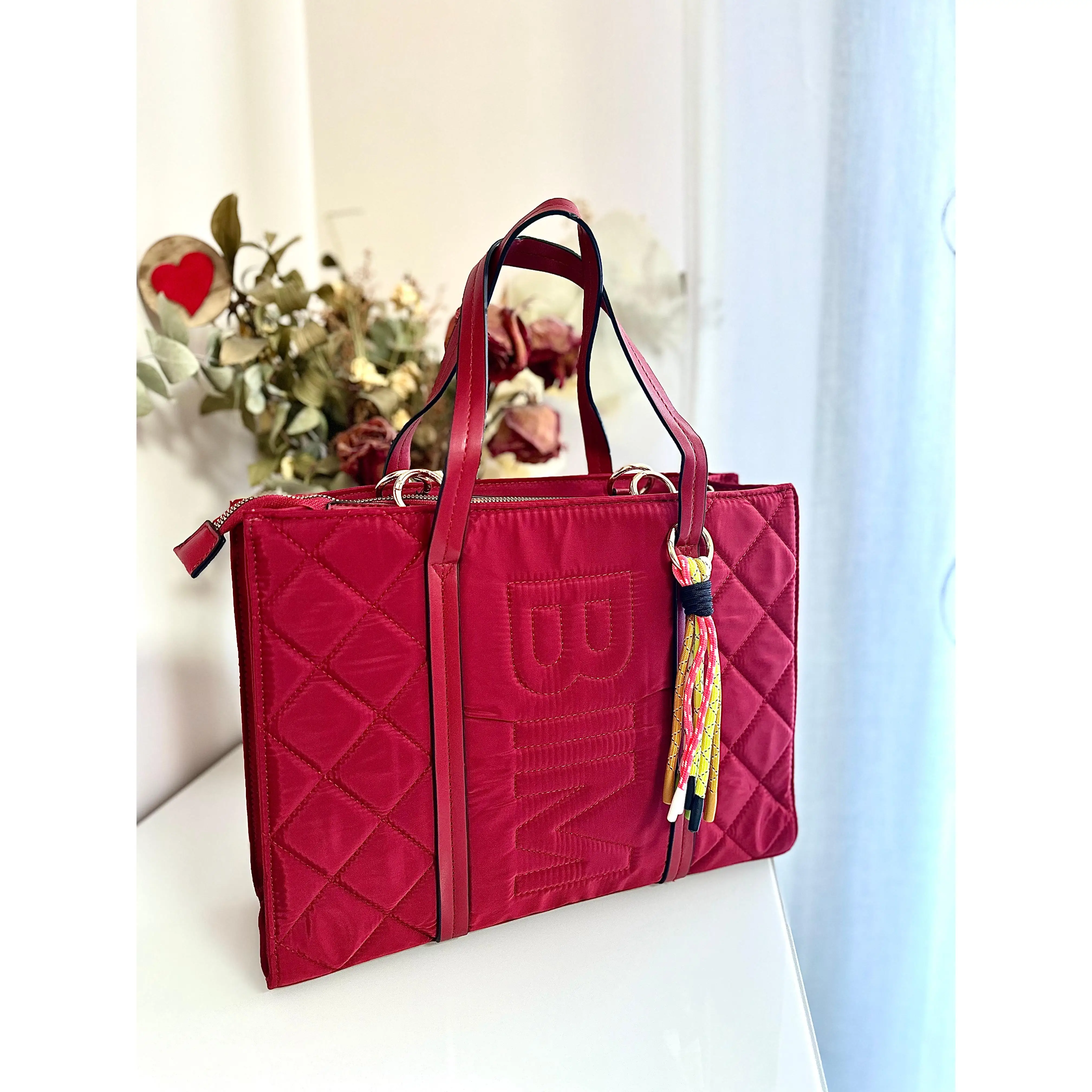 Bolso Cuadrado Grande de Nylon Rojo - Gran capacidad y estilo elegante.