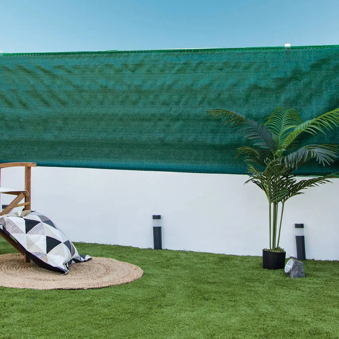 MESHNET MALLA OCULTACION 200 GR VERDE by Catral - Plastic garden netting for privacy screening, ideal as an insect mesh or anti-bird net, providing 200g weight and green color for effective concealment. - Product Main Image