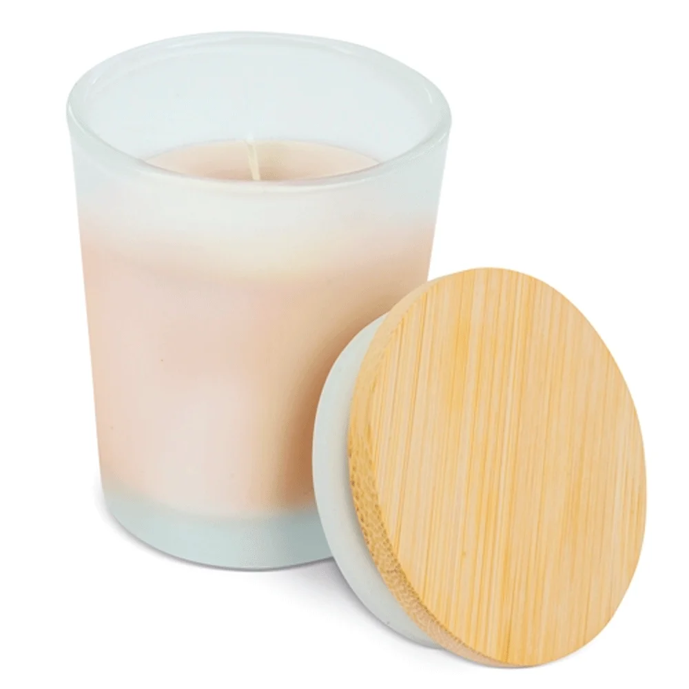 Vela con aroma a vainilla, presentada en un elegante tarrito de cristal y con tapa de bambú. Medidas: 5.50 x 7.00cm. Un regalo perfecto para dar como detalles a las invitadas a una Comunión Boda o