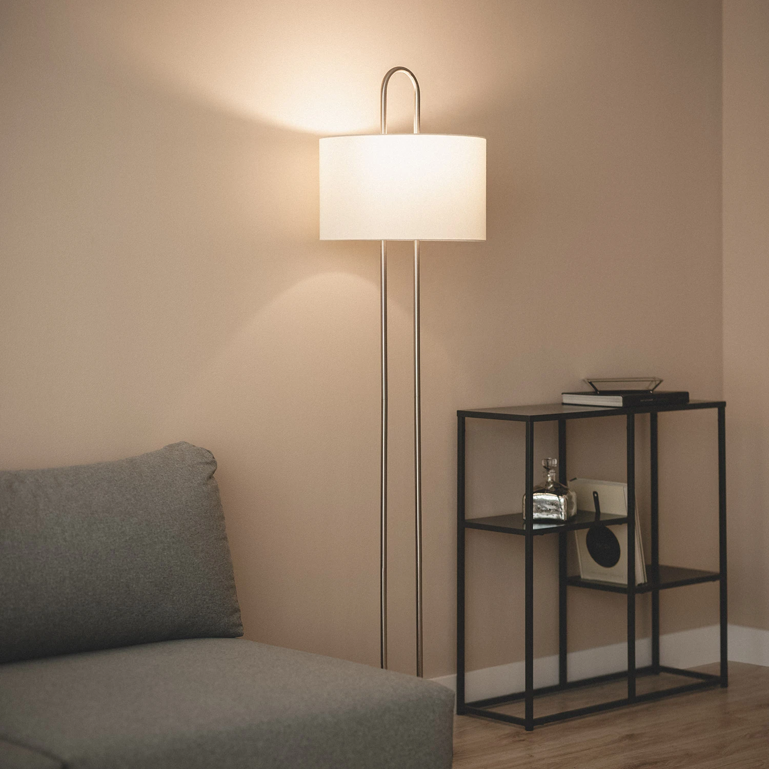 LEDKIA LIGHTING - Lámpara de Pie Duque | Metal y Tela | Elegante y Versátil | Ideal para Sala, Dormitorio u Oficina | Apta para Bombilla E27, Blanco, Metal