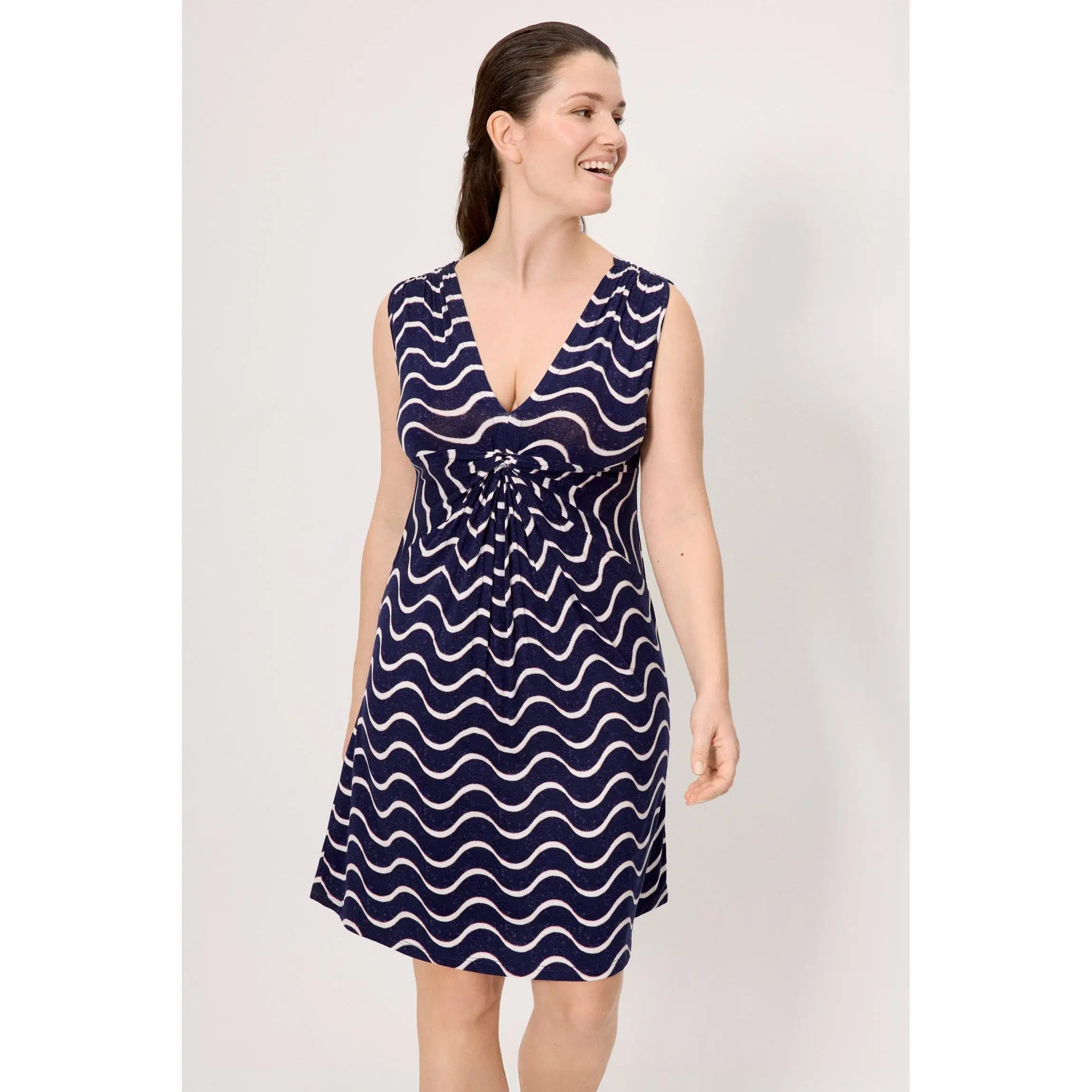 Ysabel Mora - Vestido corto escote en V estampado ondas