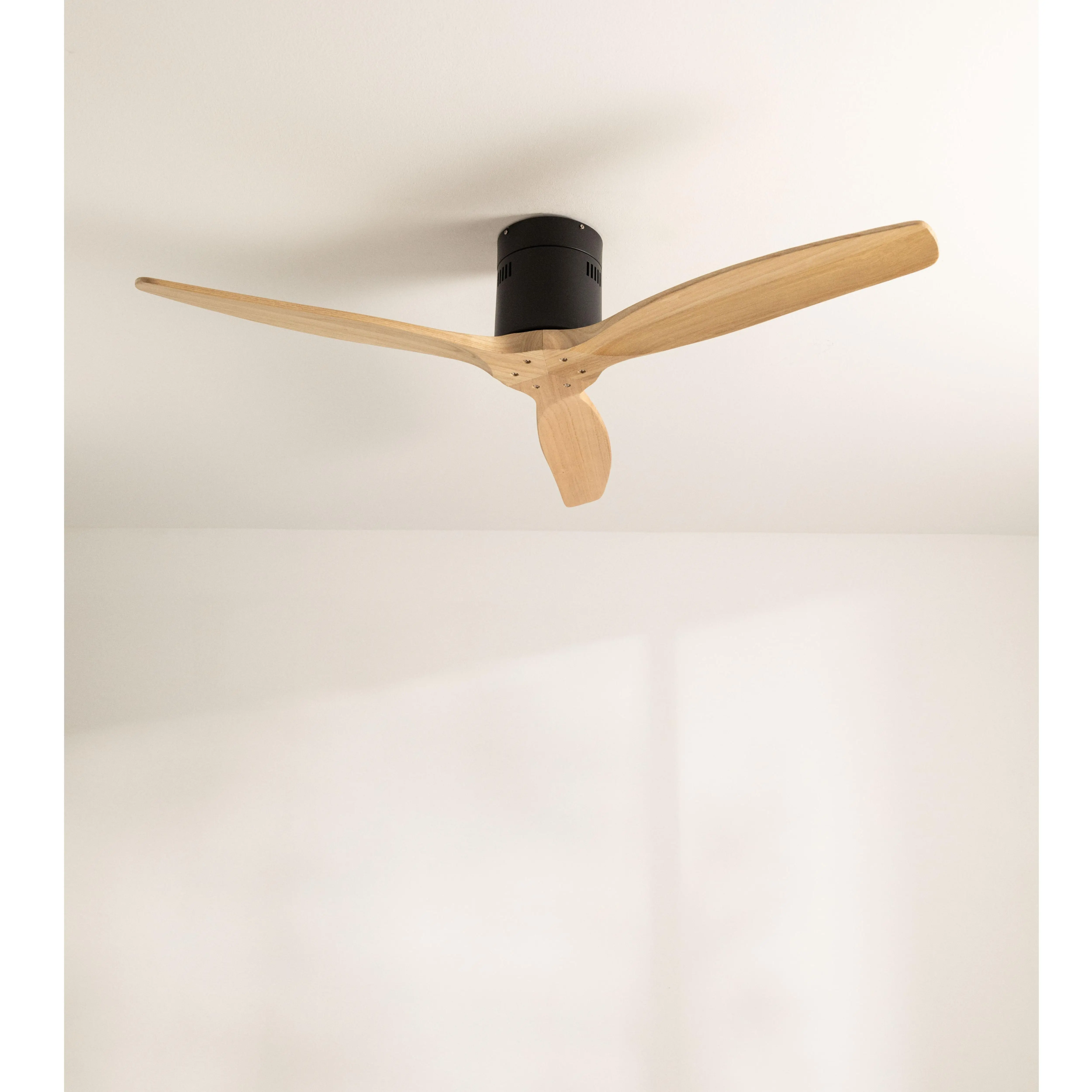 Create - 40W Silent Ceiling Fan Ø132 cm - 6 Speeds, Summer/Winter Function - Black Motor - Wind Calm