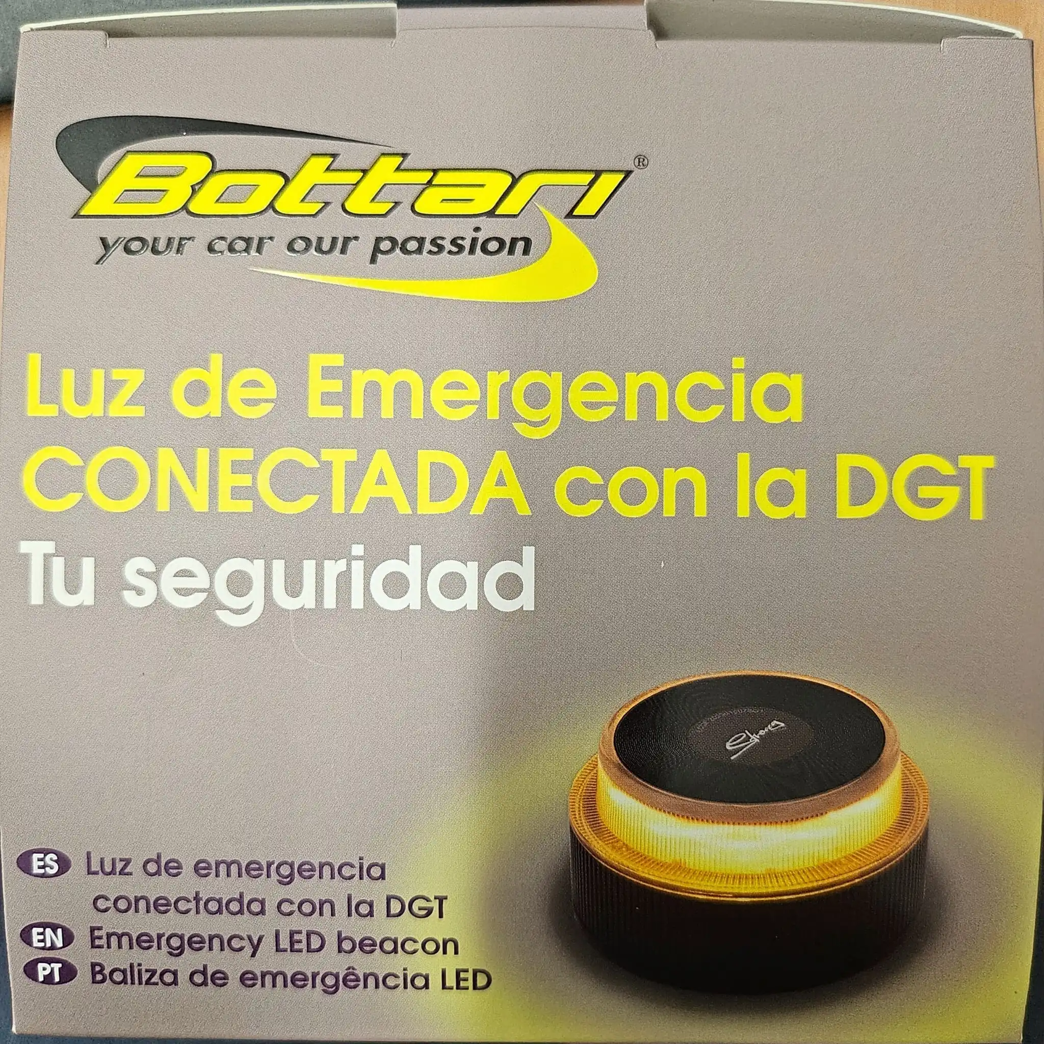 V16 Beacon emergency light connected with the 3.0 approved DGT