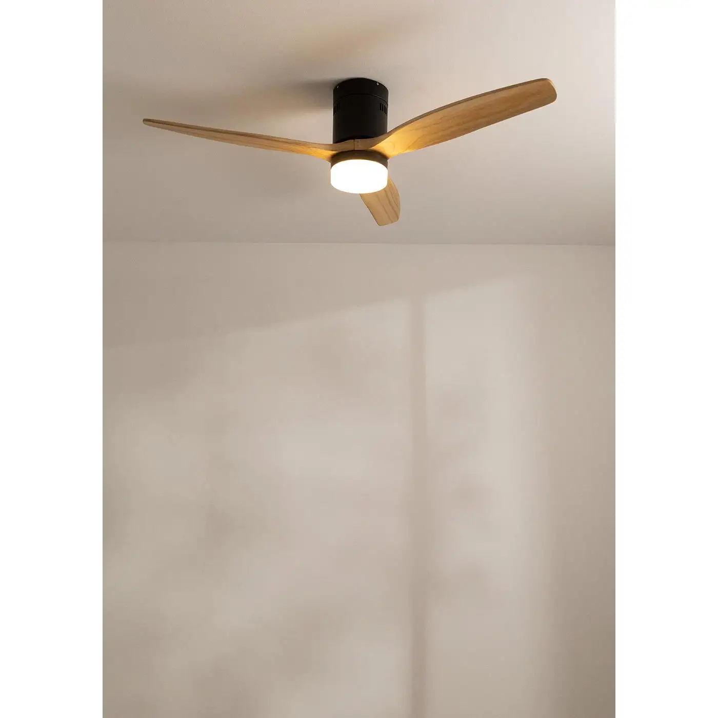 Create - 40W Silent Ceiling Fan Ø132 cm - 6 Speeds, Summer/Winter Function - Black Motor - Wind Calm